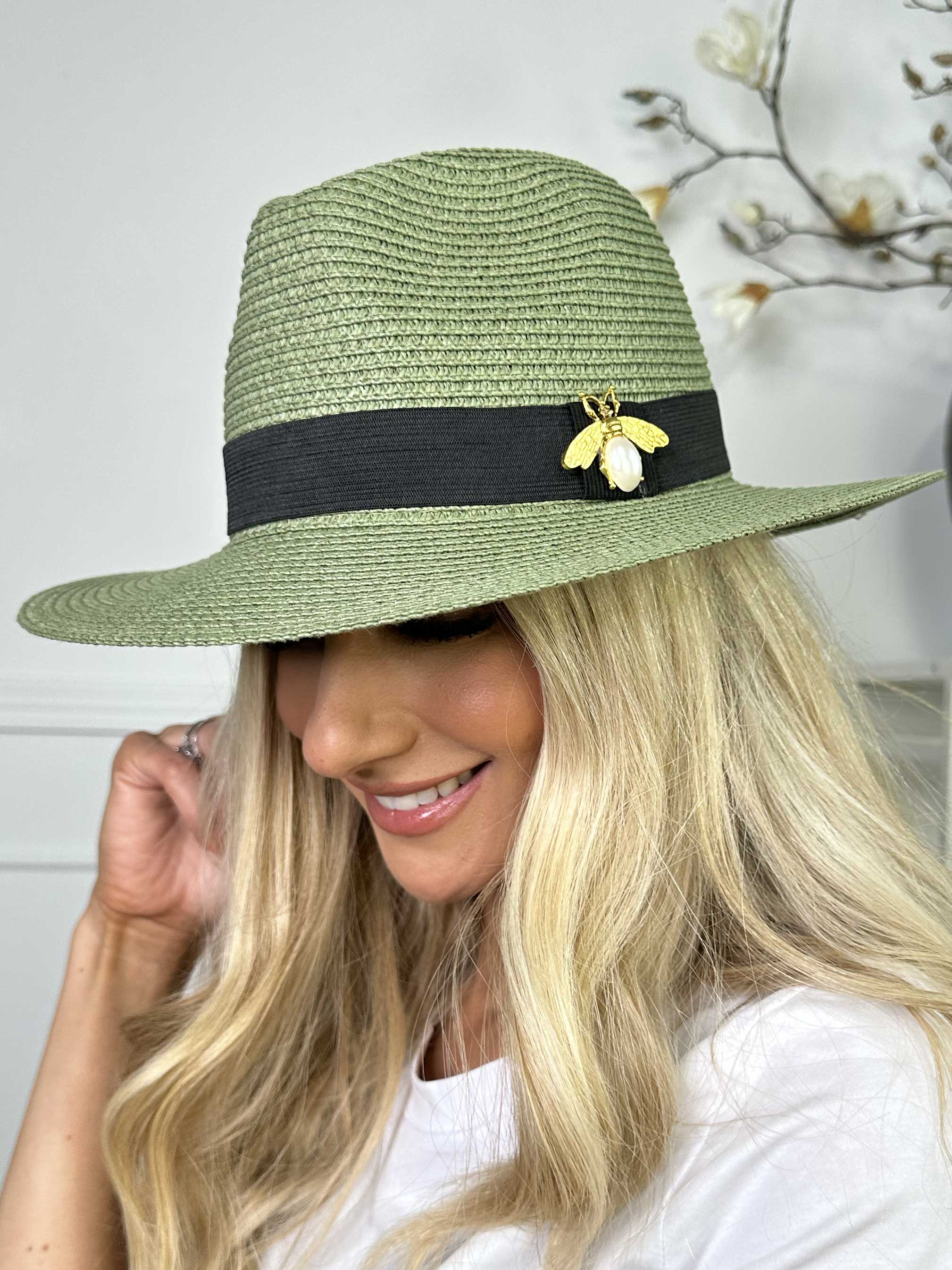 Amelia - Hatt med svart band och guldbi