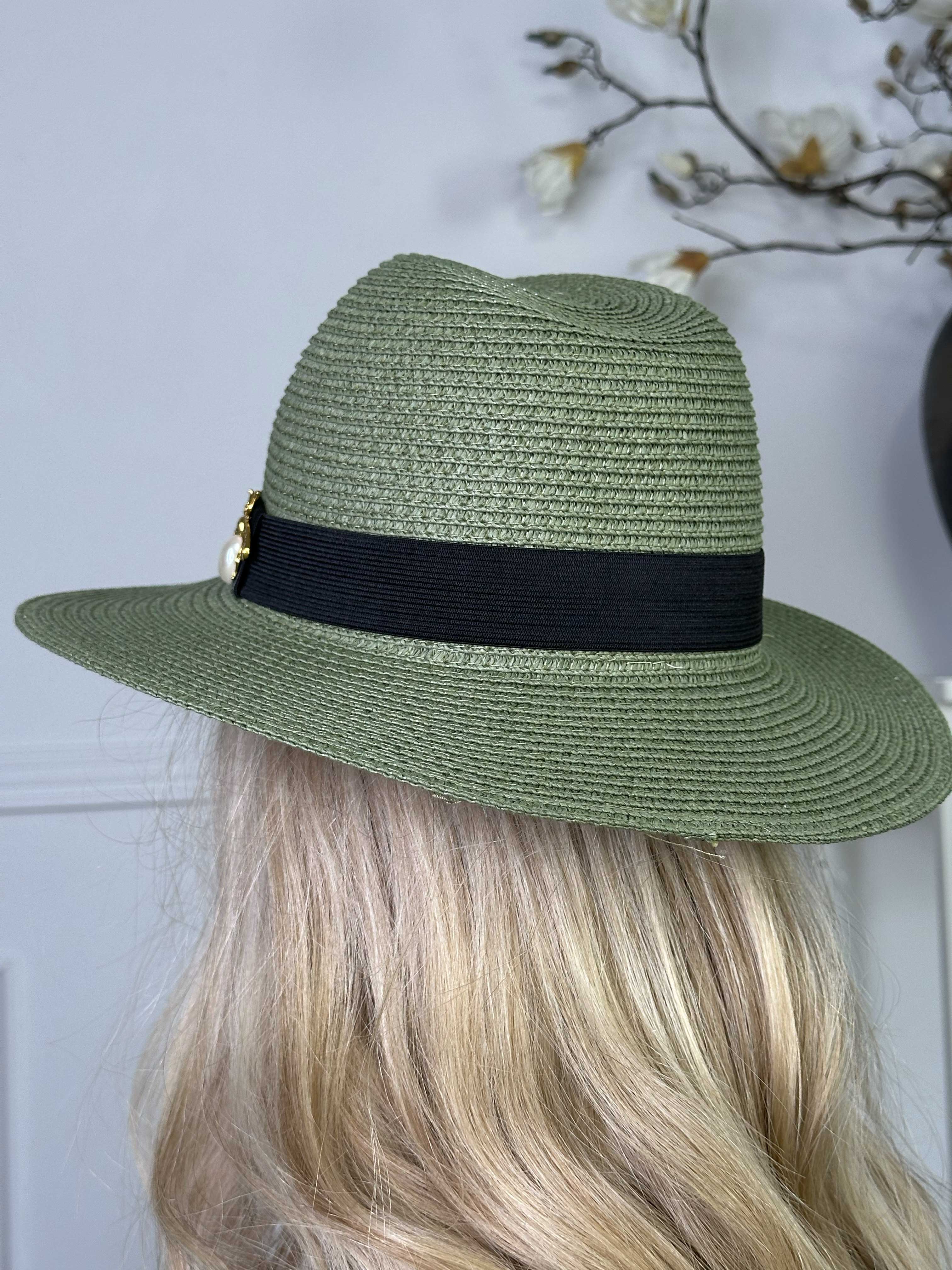Amelia - Hatt med svart band och guldbi