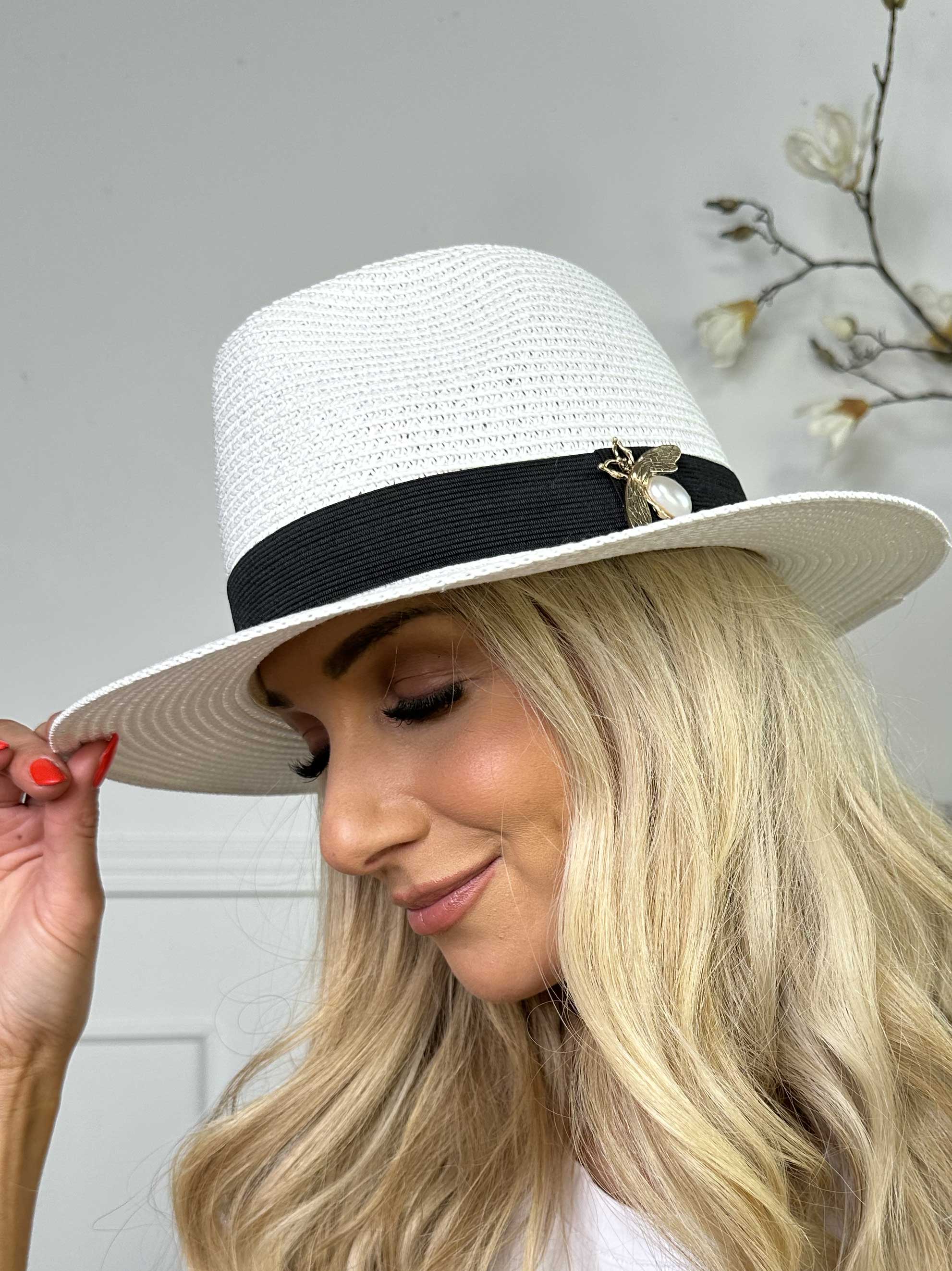 Amelia - Hatt med svart band och guldbi