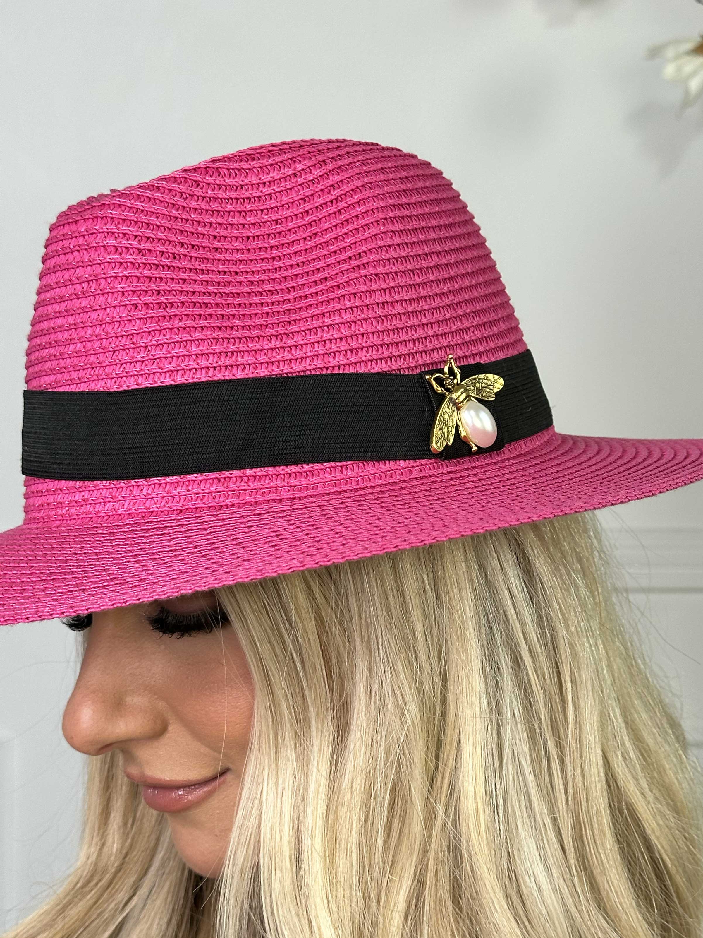Amelia - Hatt med svart band och guldbi