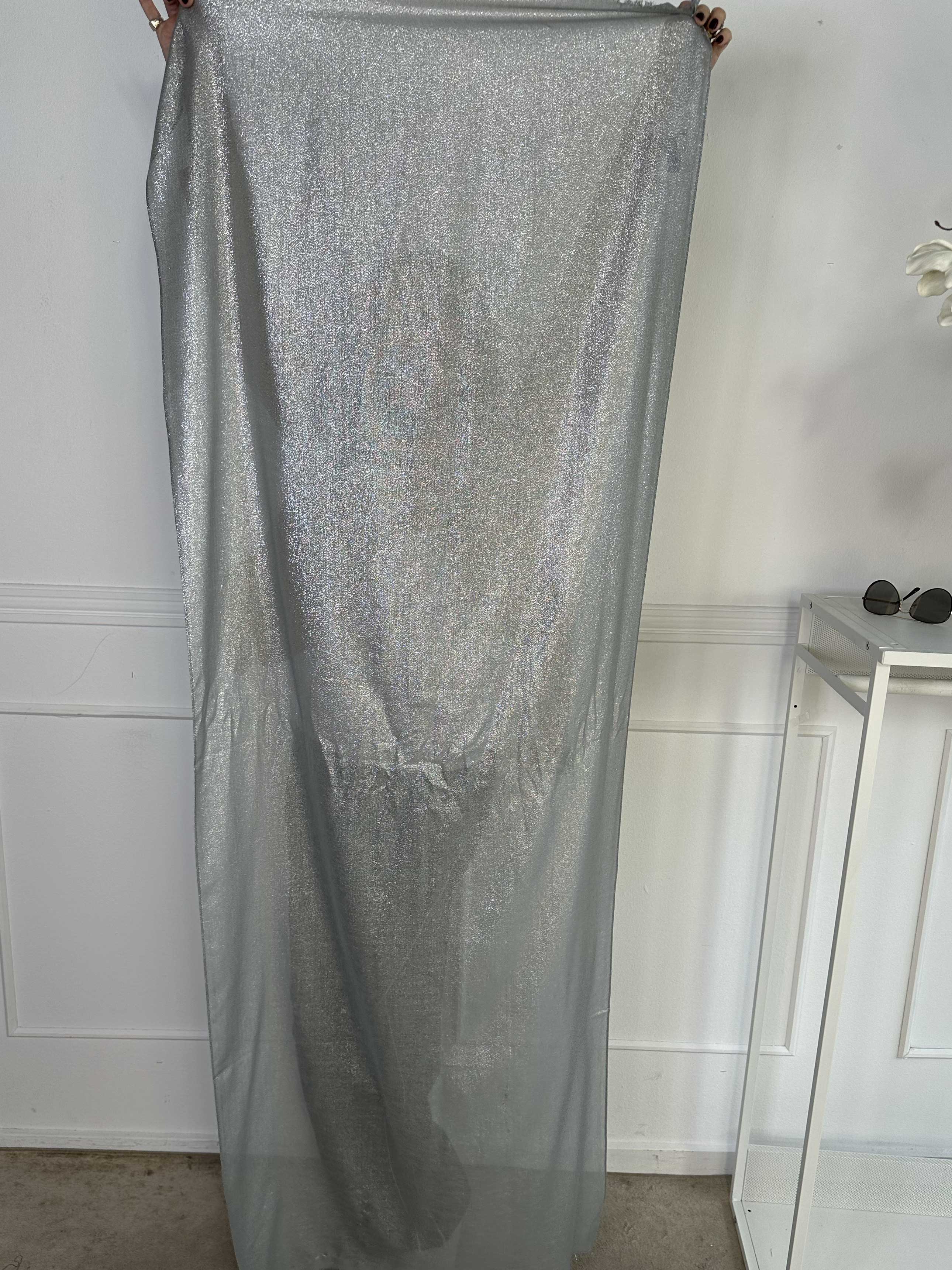 Emelia - Ljus scarf med glittertrådar