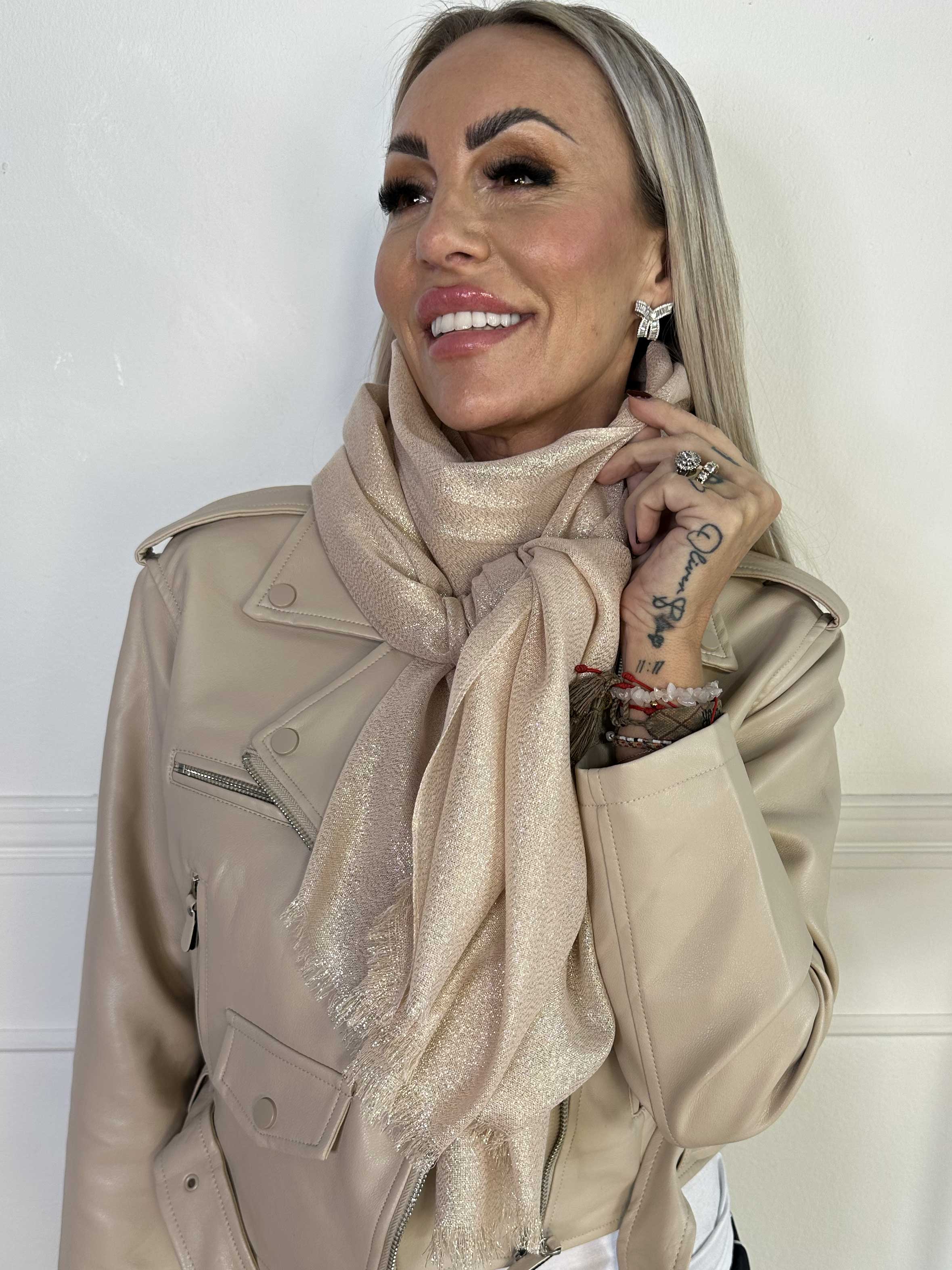 Emelia - Ljus scarf med glittertrådar