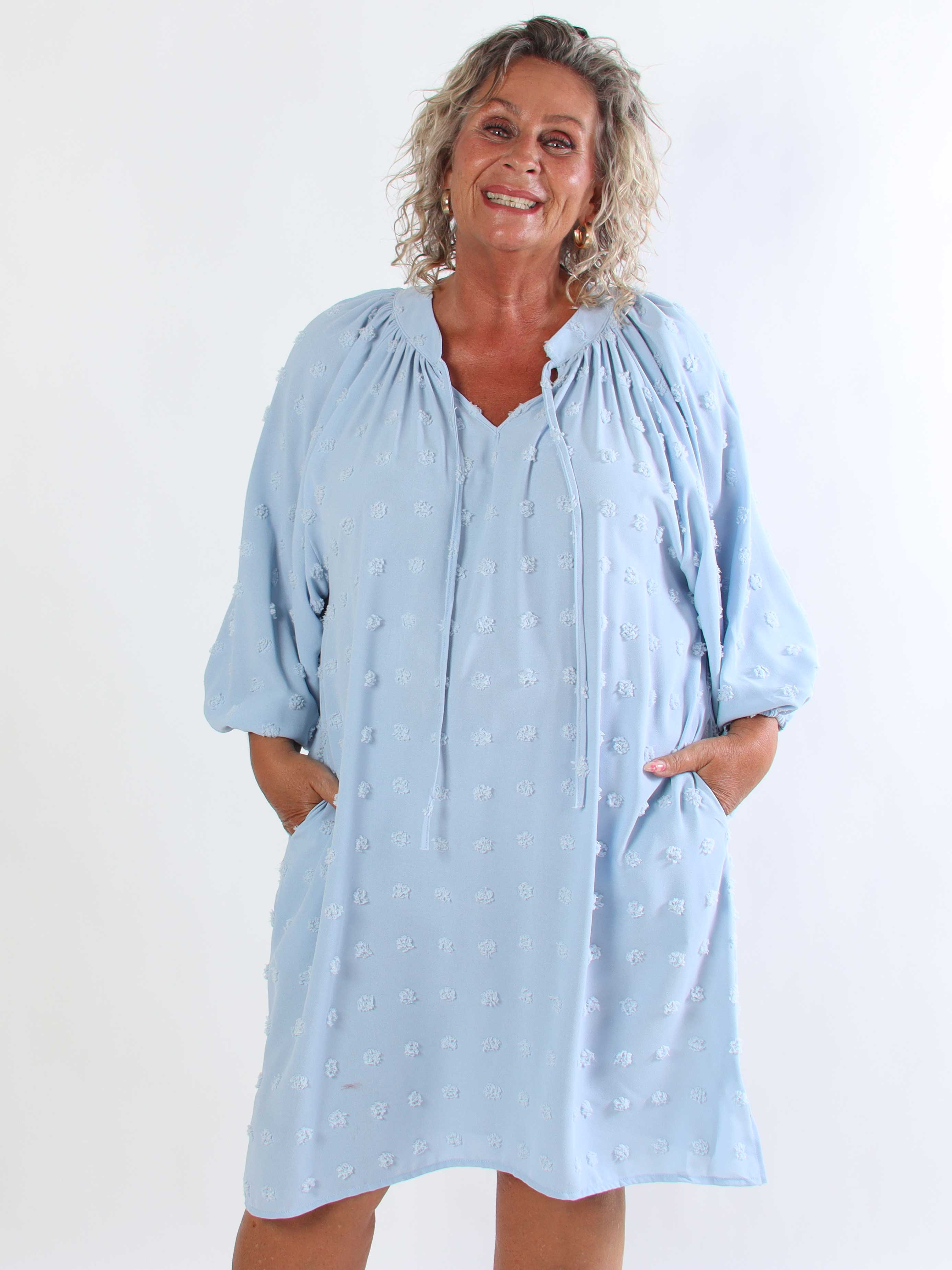 Amidala Romantic - Plus size klänning i viskos med vackra ballongärmar och prickiga detaljer