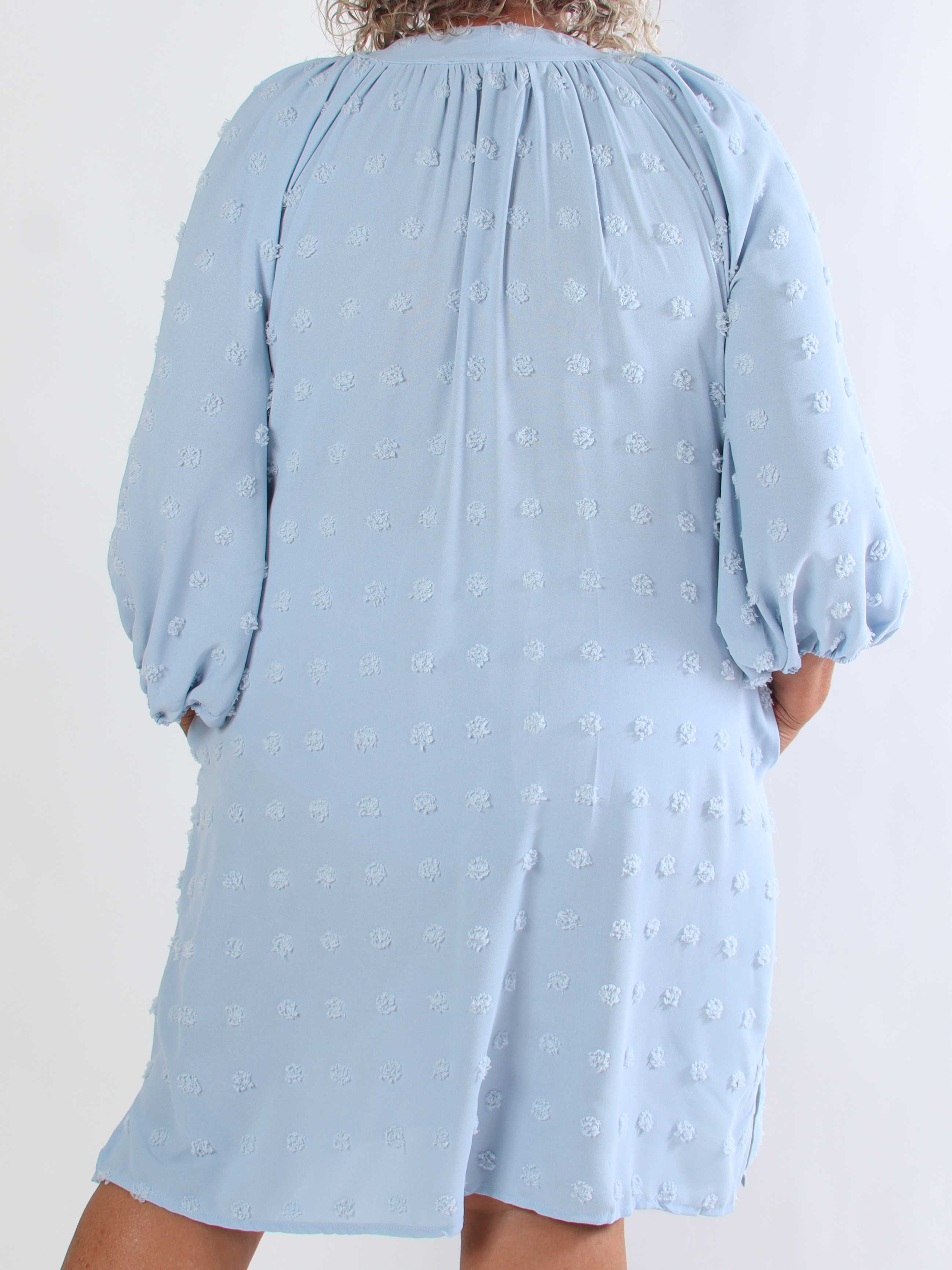 Amidala Romantic - Plus size klänning i viskos med vackra ballongärmar och prickiga detaljer
