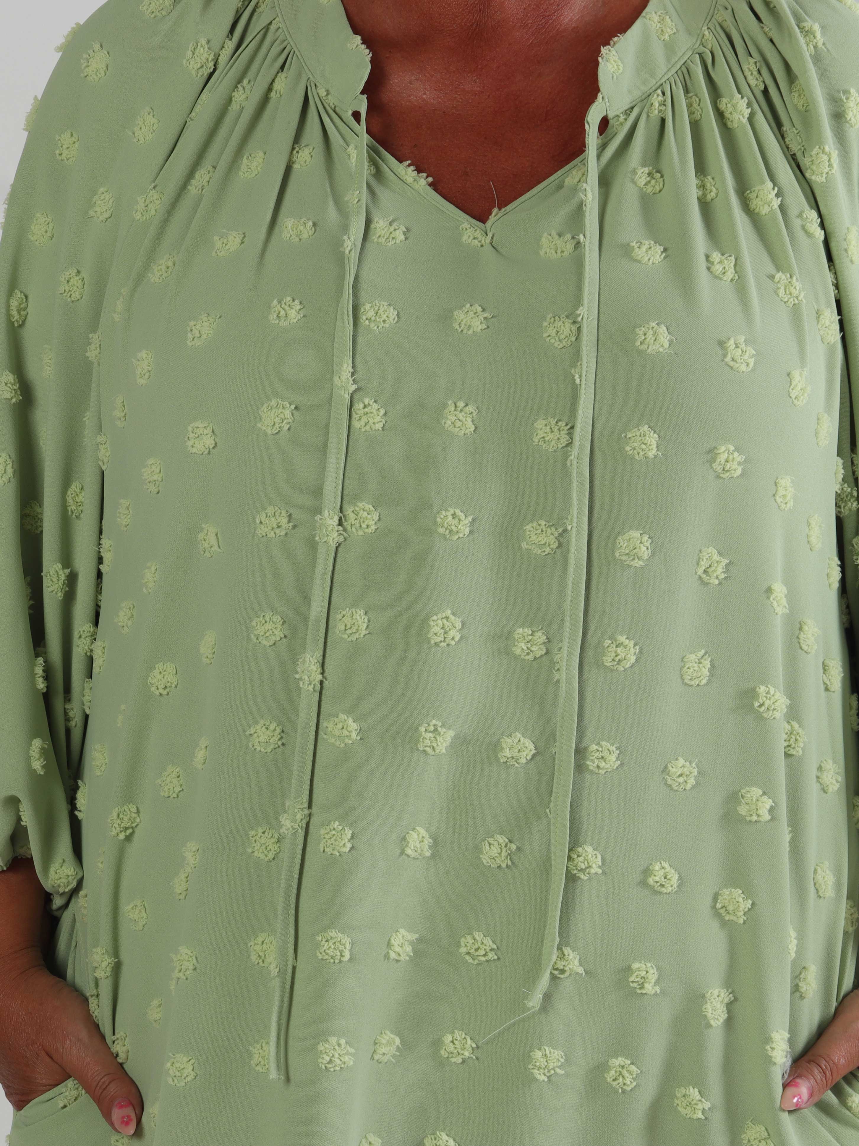 Amidala Romantic - Plus size klänning i viskos med vackra ballongärmar och prickiga detaljer