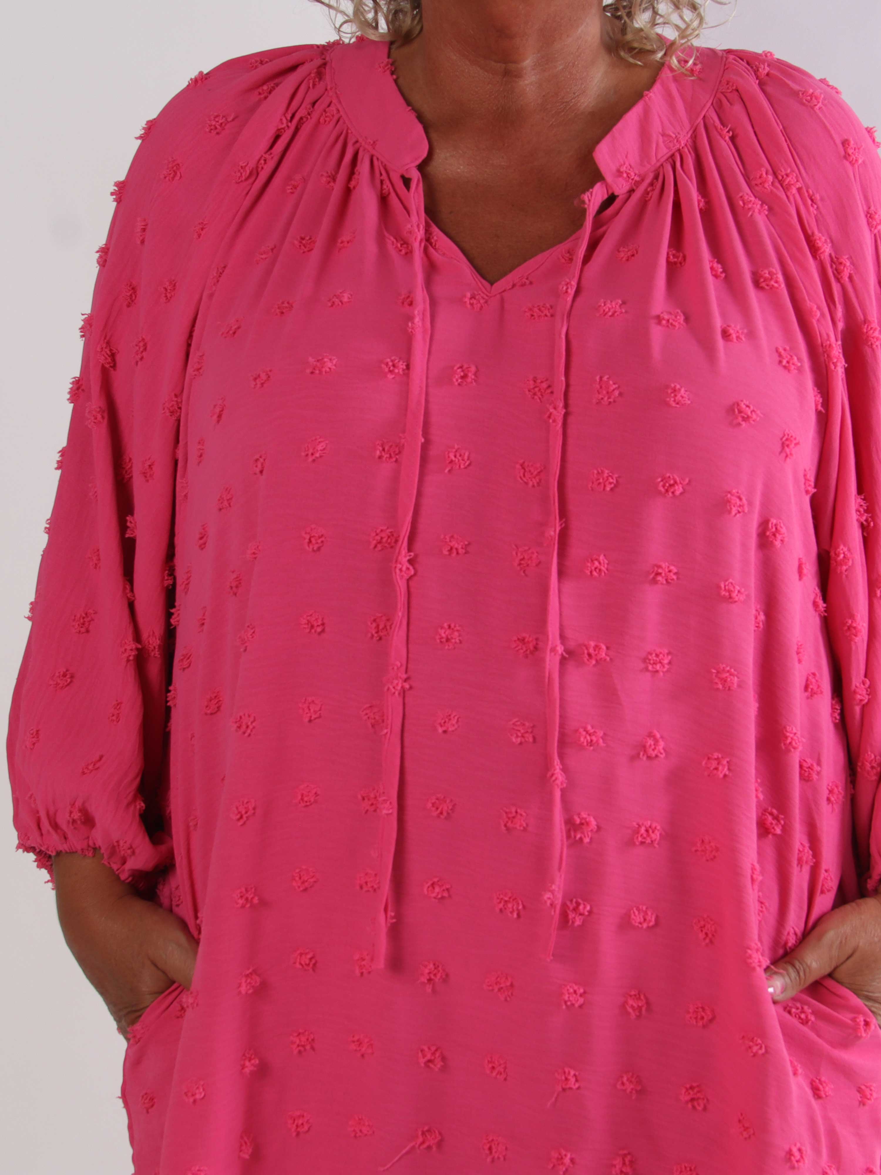 Amidala Romantic - Plus size klänning i viskos med vackra ballongärmar och prickiga detaljer