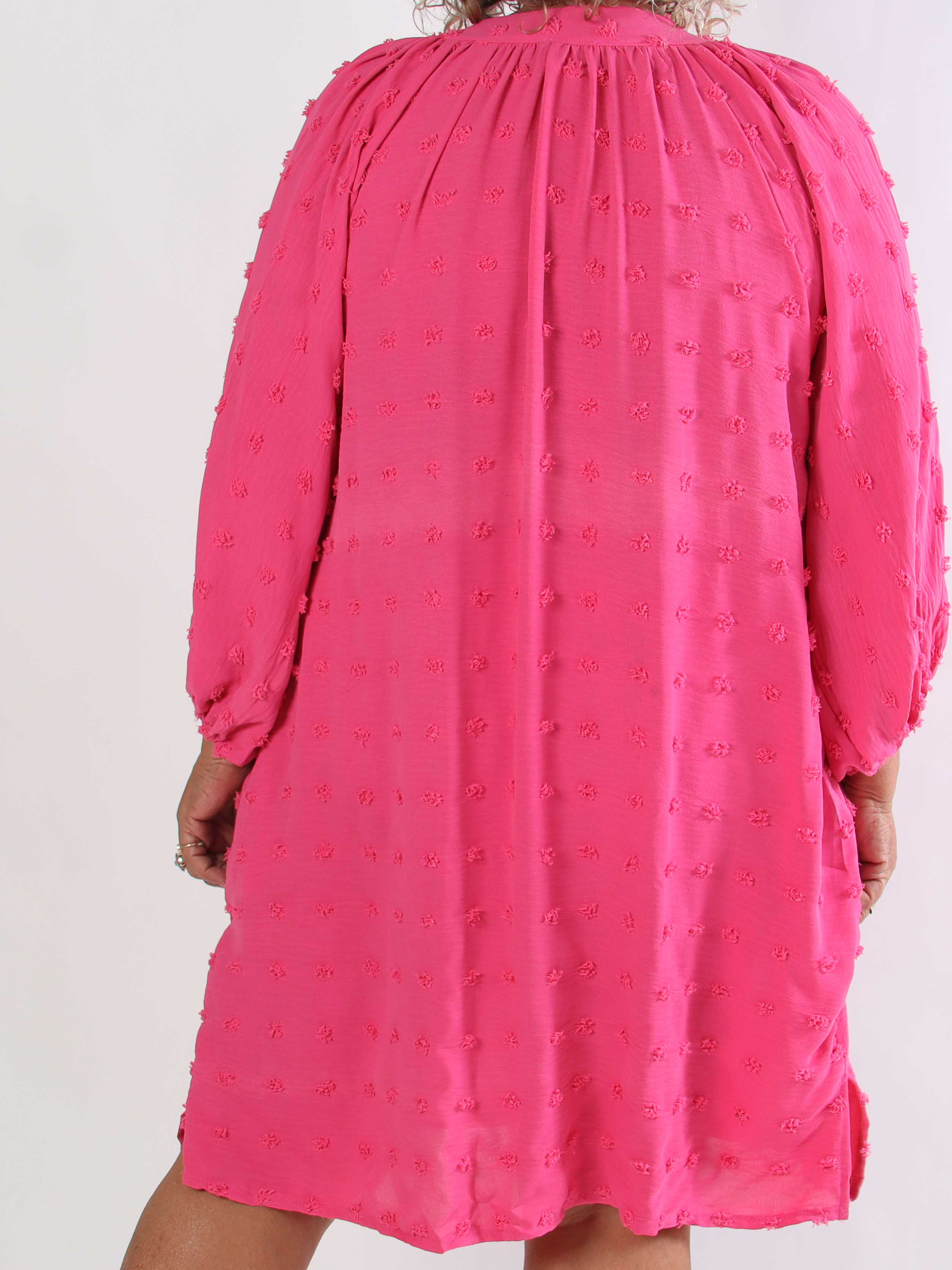 Amidala Romantic - Plus size klänning i viskos med vackra ballongärmar och prickiga detaljer