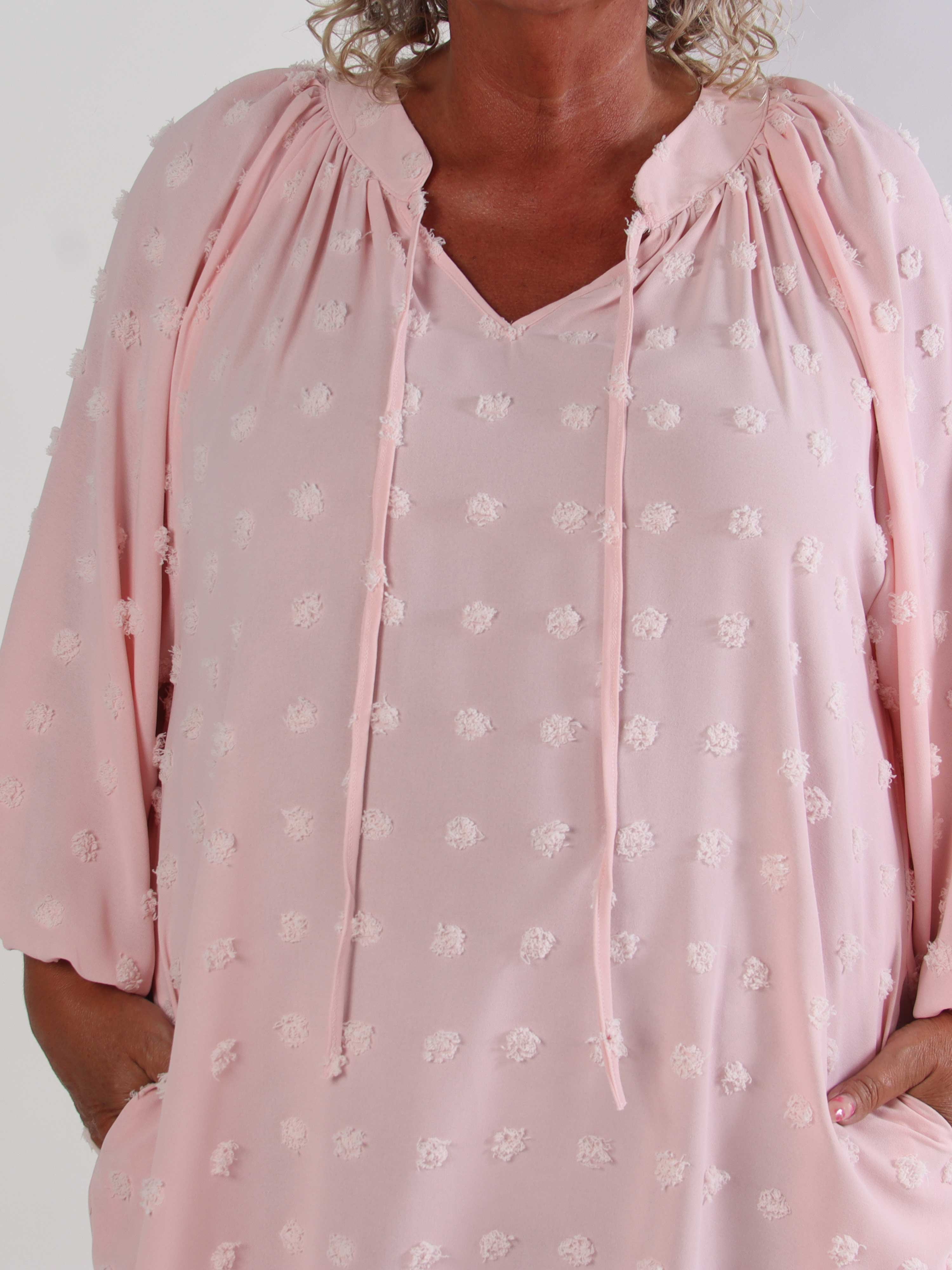 Amidala Romantic - Plus size klänning i viskos med vackra ballongärmar och prickiga detaljer