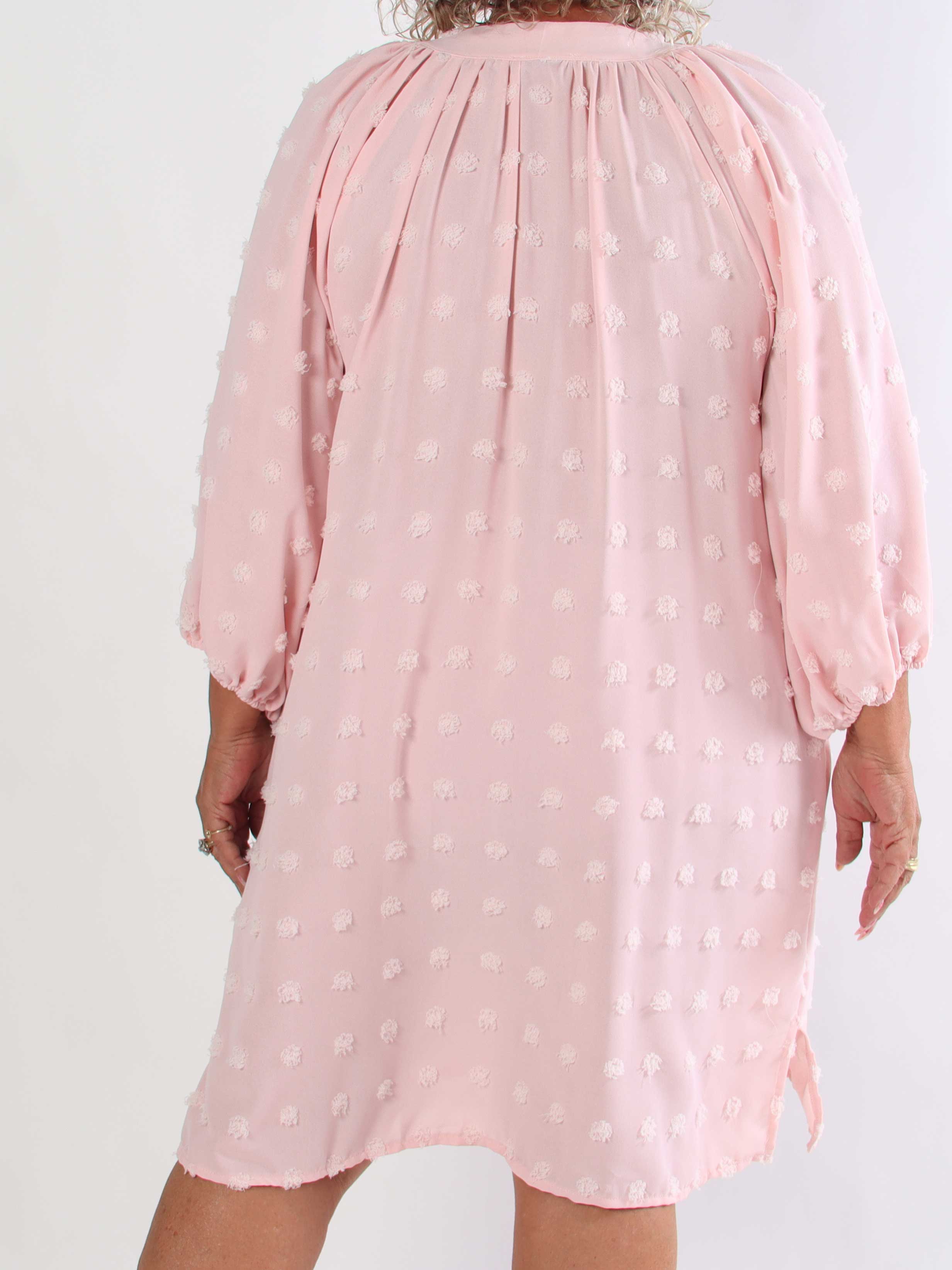 Amidala Romantic - Plus size klänning i viskos med vackra ballongärmar och prickiga detaljer
