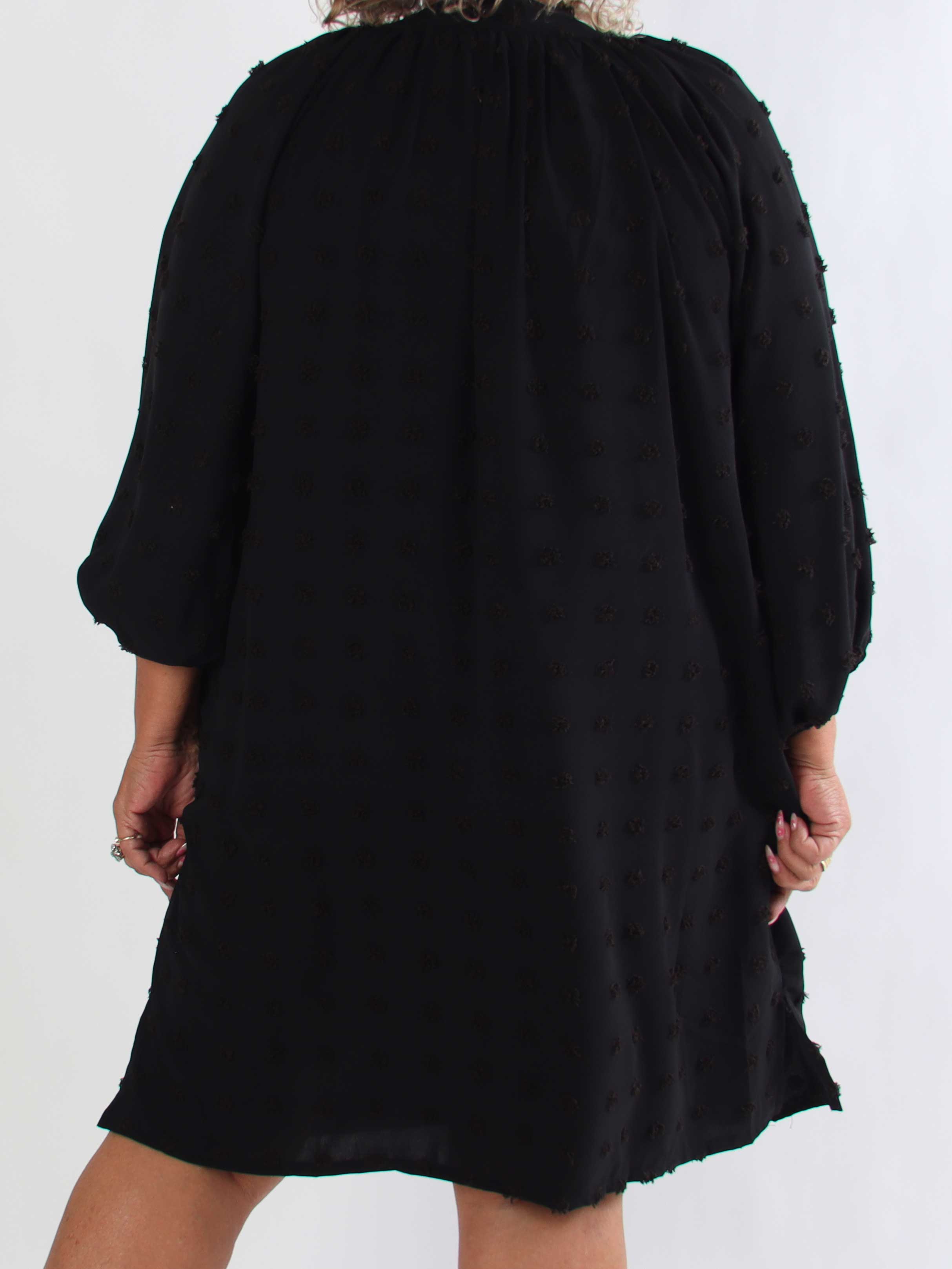 Amidala Romantic - Plus size klänning i viskos med vackra ballongärmar och prickiga detaljer