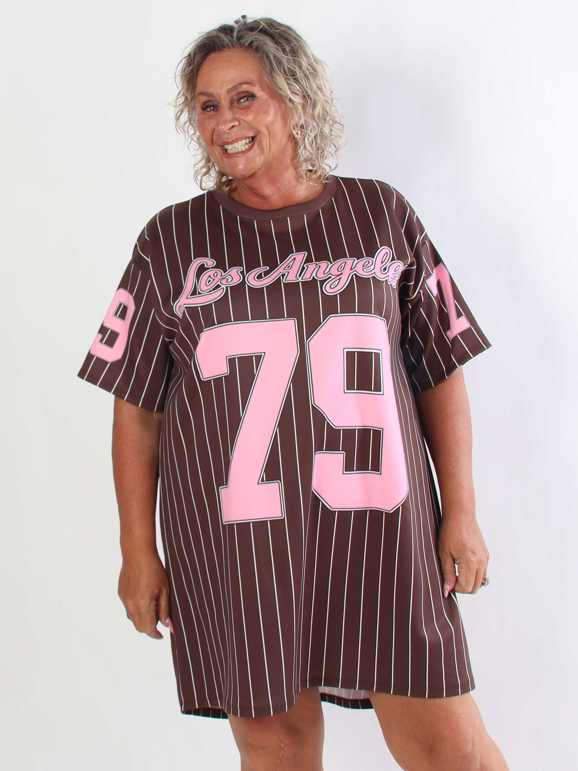 Andrea - Plus size t-shirtklänning i mjuk viskosblandning med basebollinspirerad design