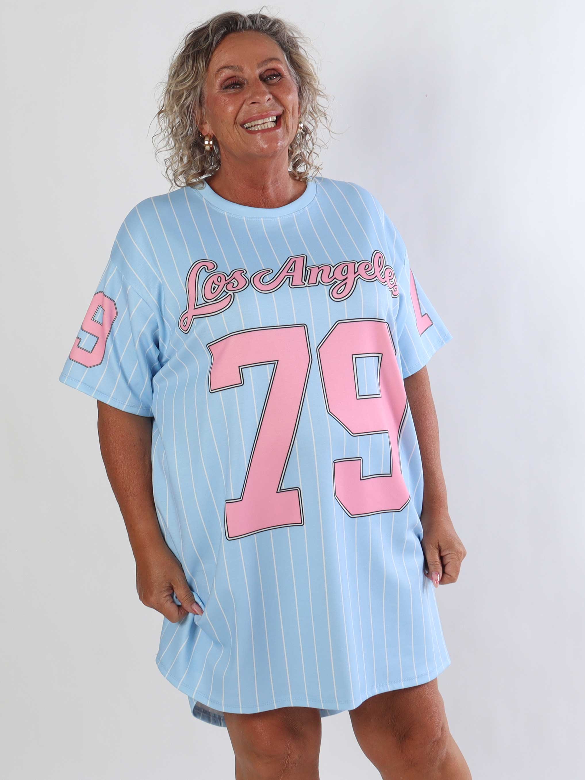 Andrea - Plus size t-shirtklänning i mjuk viskosblandning med basebollinspirerad design