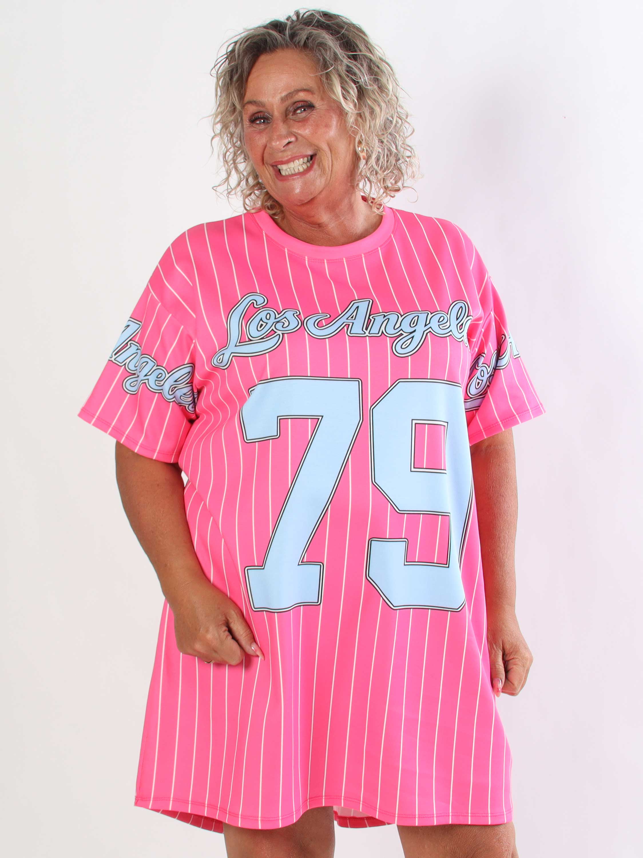 Andrea - Plus size t-shirtklänning i mjuk viskosblandning med basebollinspirerad design