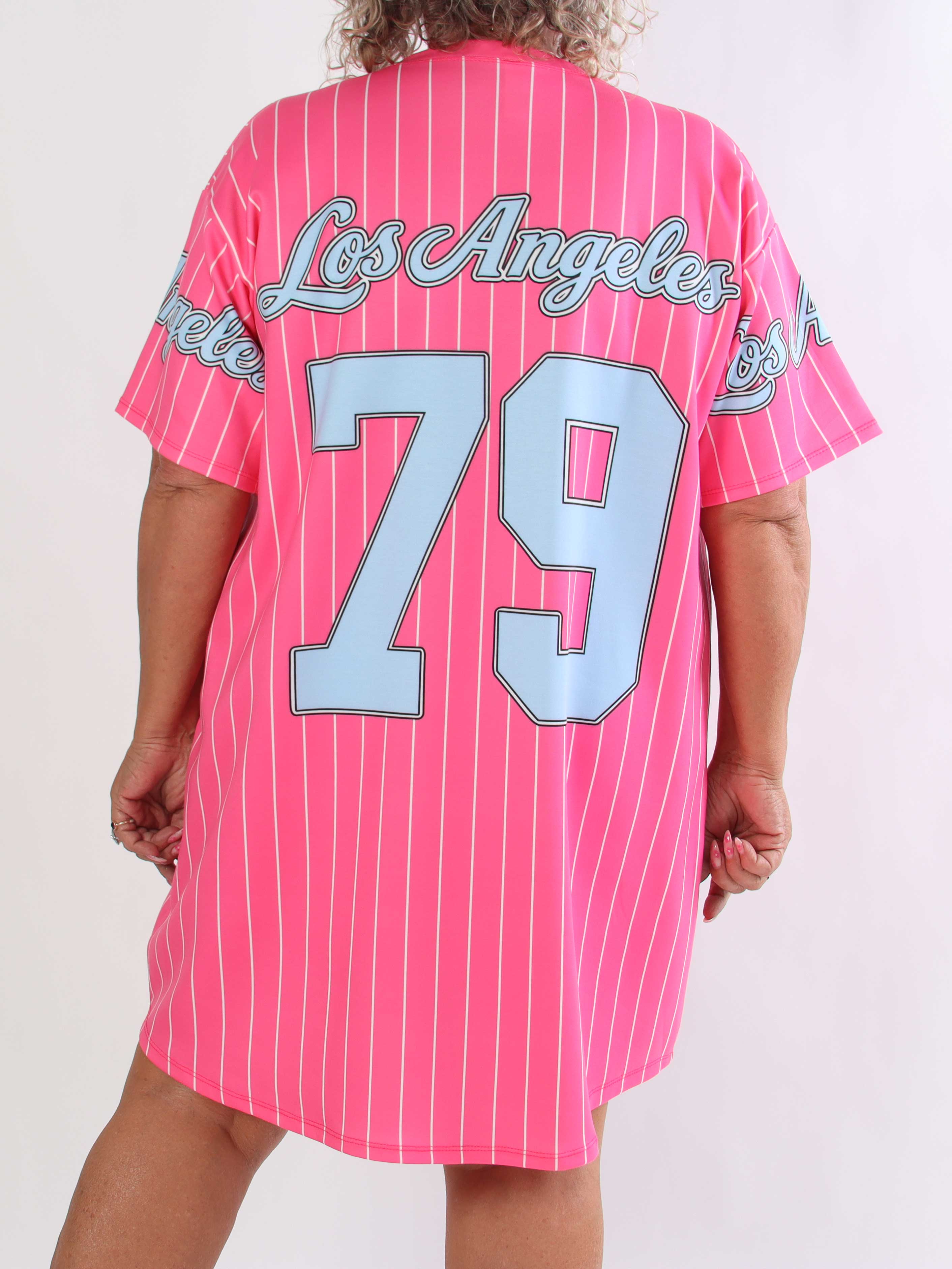 Andrea - Plus size t-shirtklänning i mjuk viskosblandning med basebollinspirerad design