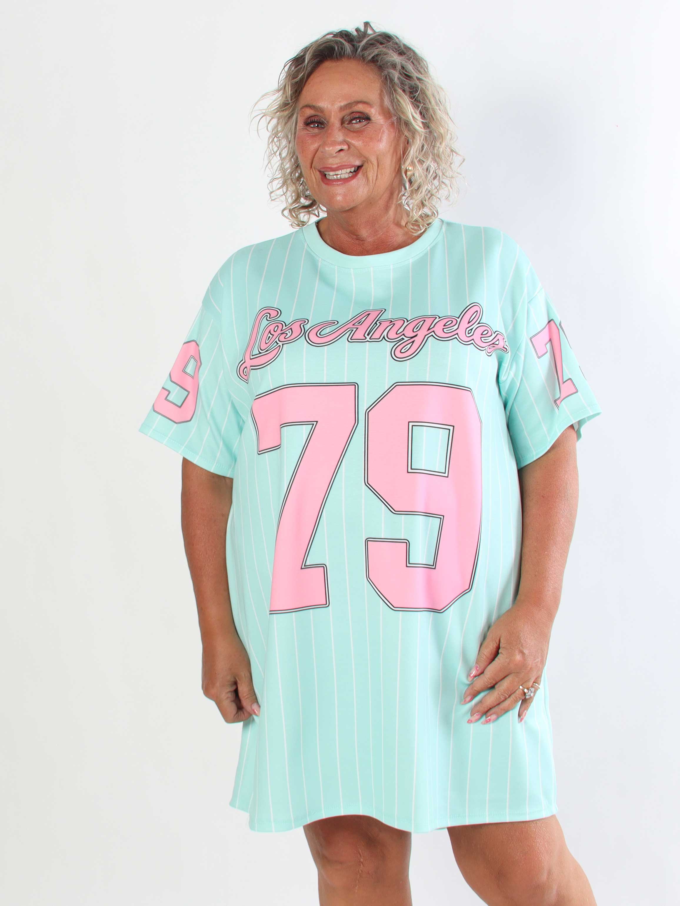 Andrea - Plus size t-shirtklänning i mjuk viskosblandning med basebollinspirerad design