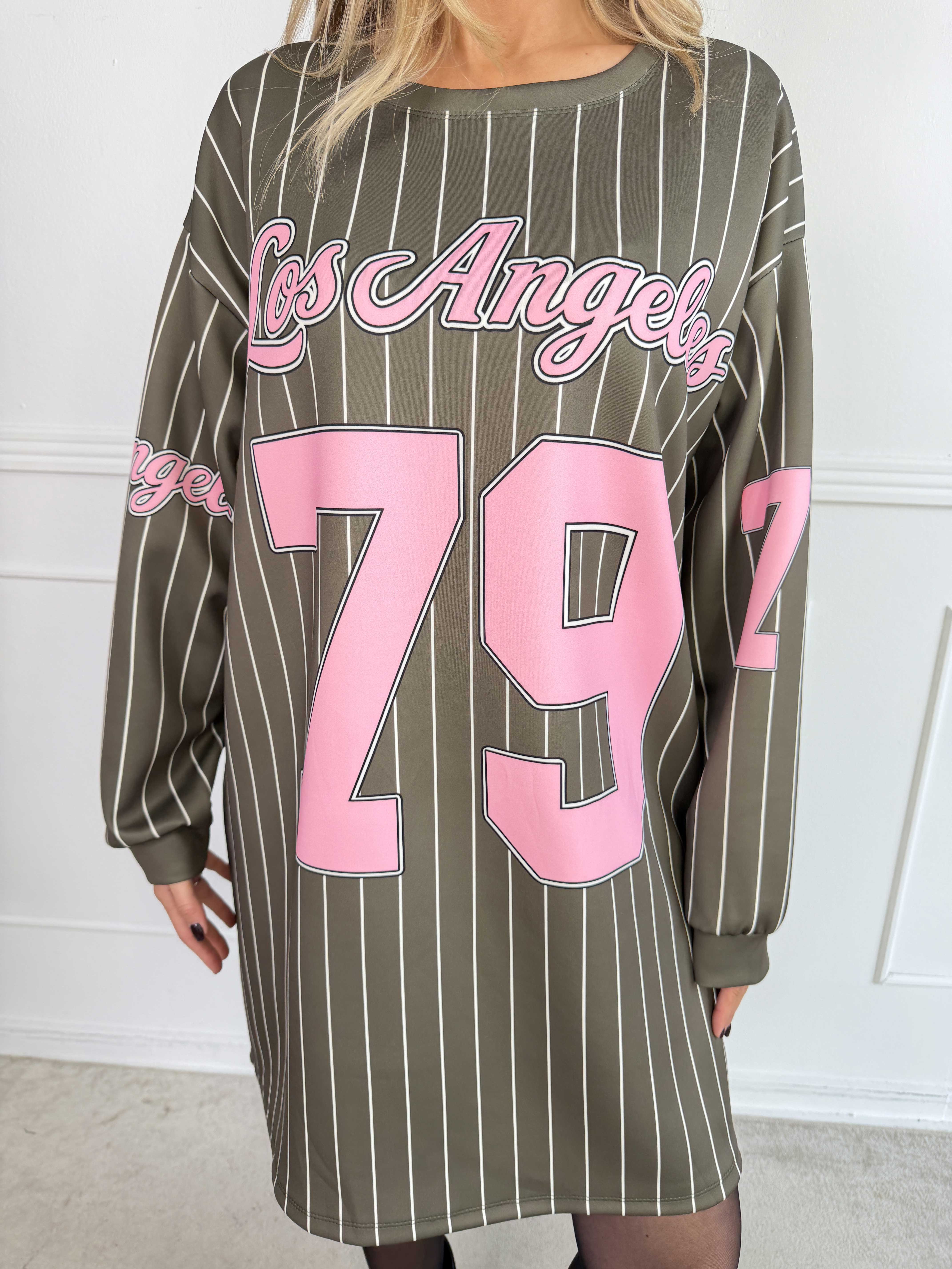 Andrea Long Sleeve – Plus size klänning i viskosblandning med basebollinspirerad design
