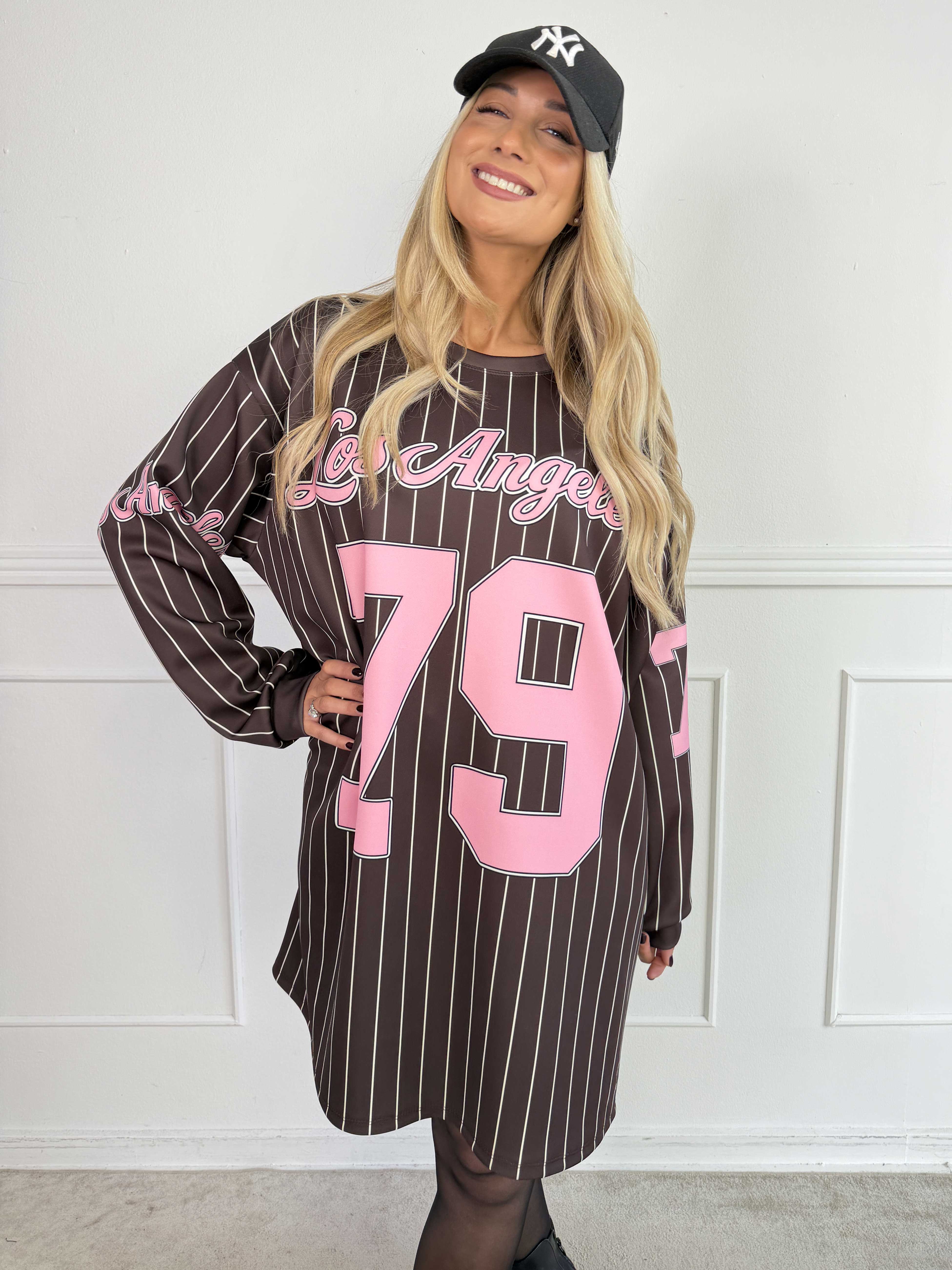 Andrea Long Sleeve – Plus size klänning i viskosblandning med basebollinspirerad design