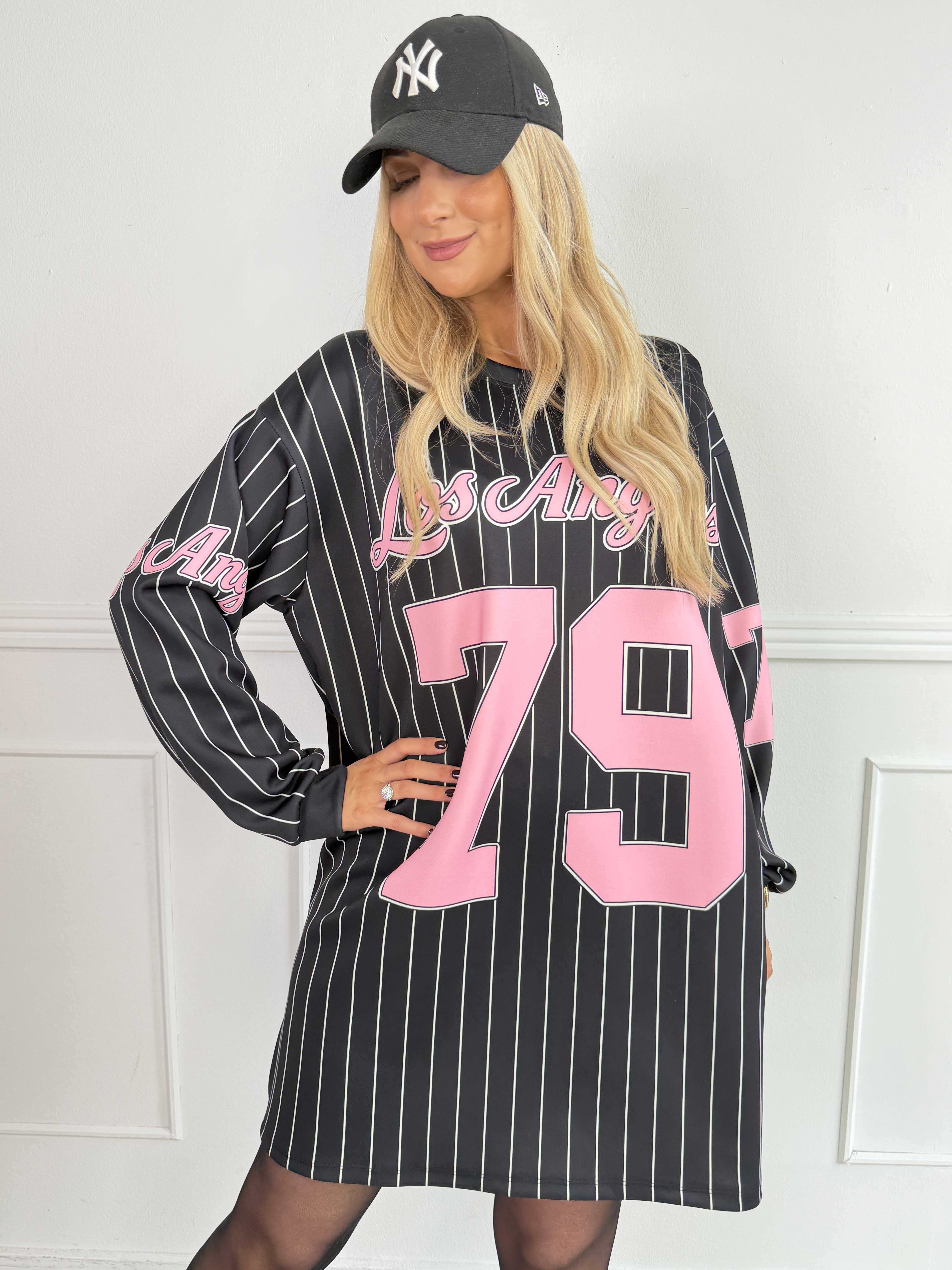 Andrea Long Sleeve – Plus size klänning i viskosblandning med basebollinspirerad design