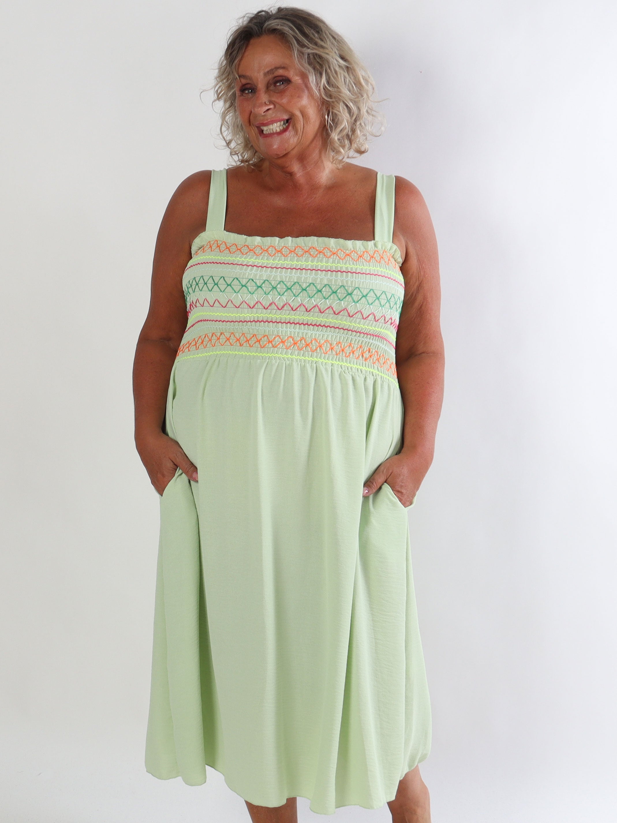 Aniel - Plus size sommerkjole i viskose med smock over brystet pyntet med farvede tråde