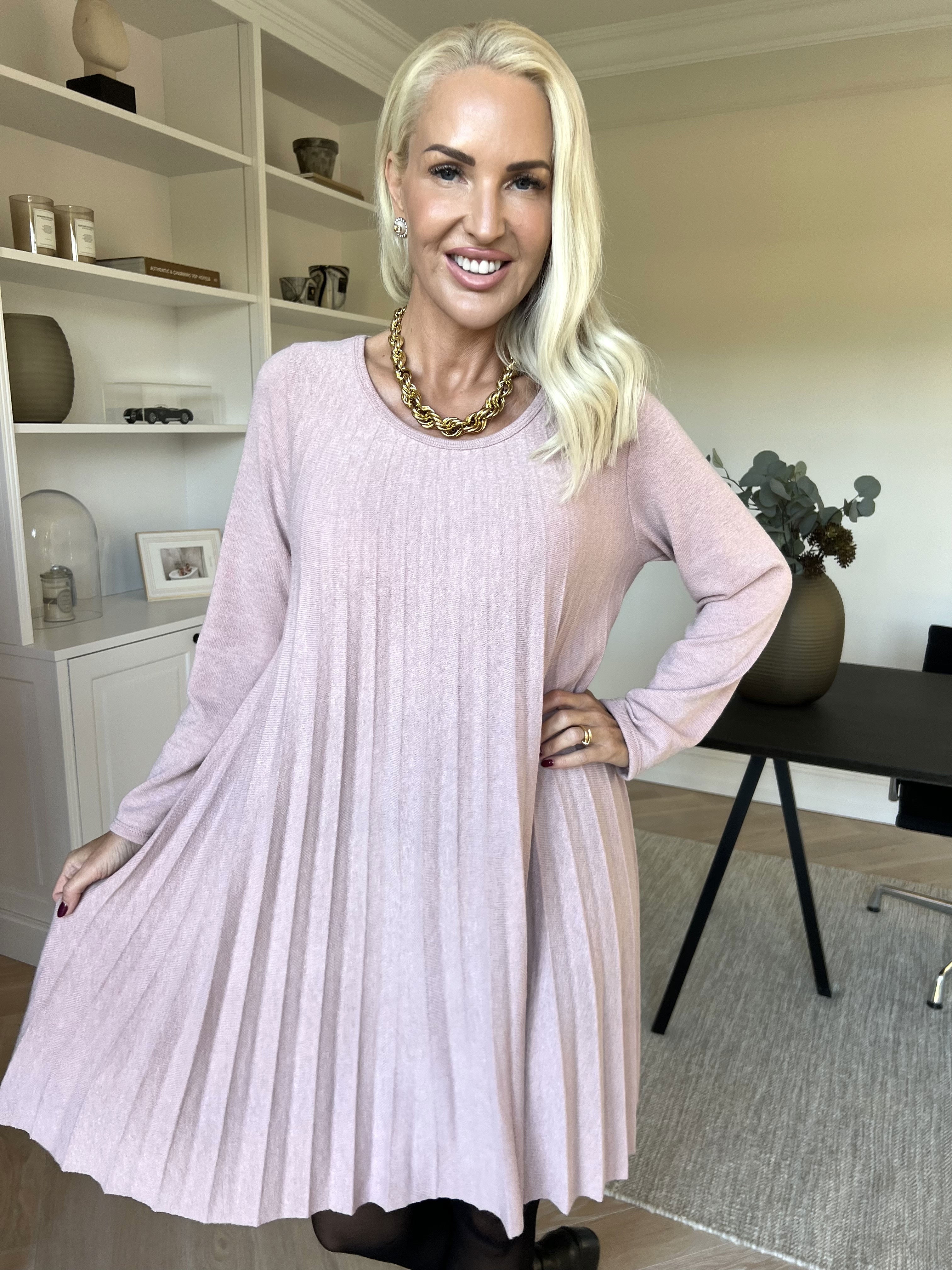 Anita - Mjuk plisserad klänning i viskos och ull