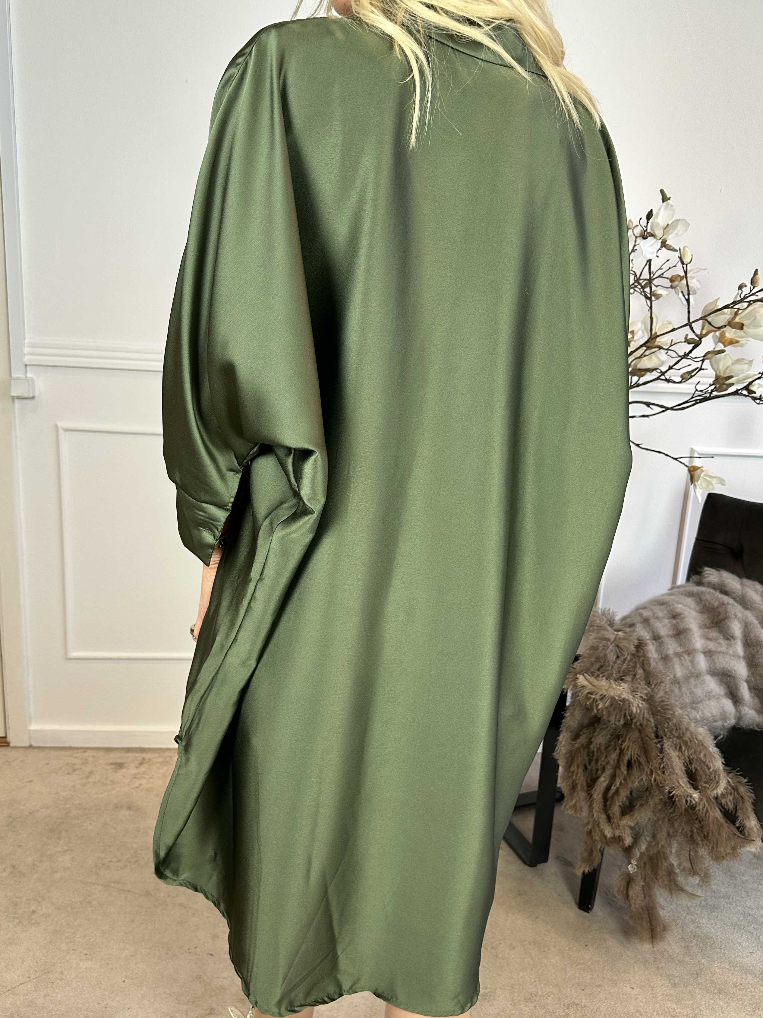Anja - Skjorta i sidenlook med fladdermusärmar
