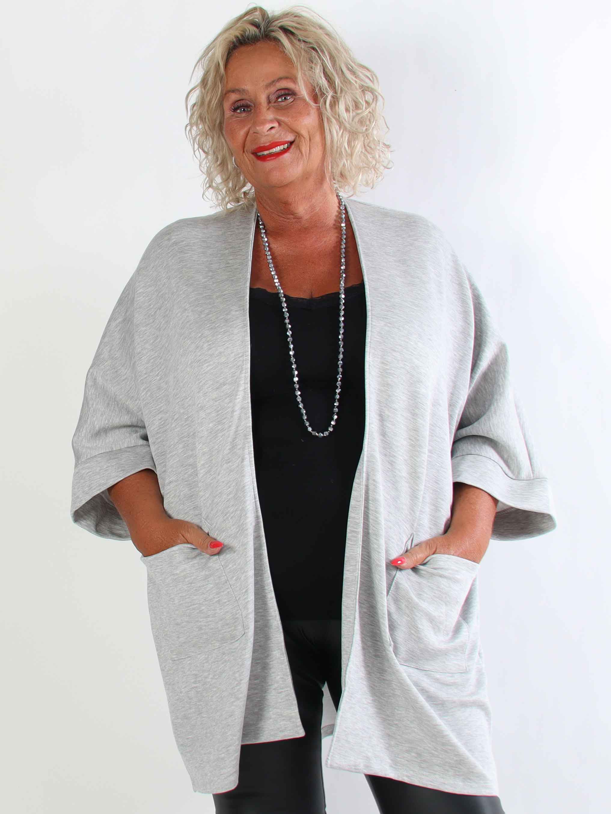 Annah Cardigan - Mjuk plus size kofta med tydliga sömmar och fickor