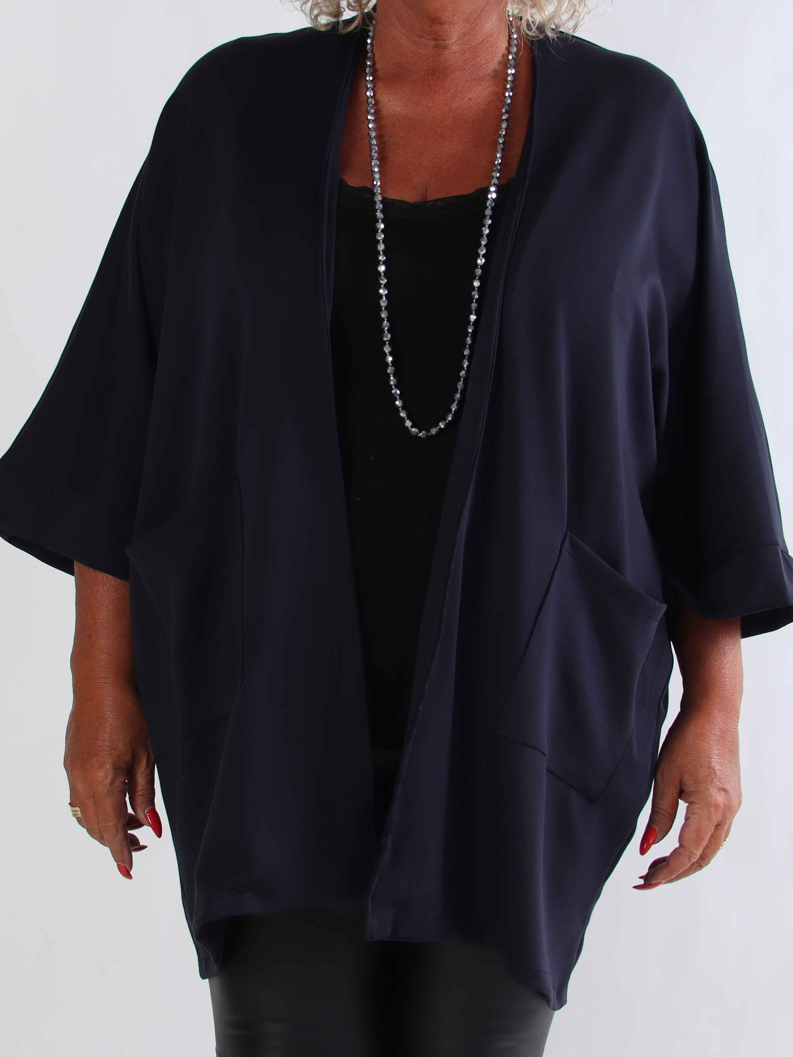 Annah Cardigan - Mjuk plus size kofta med tydliga sömmar och fickor