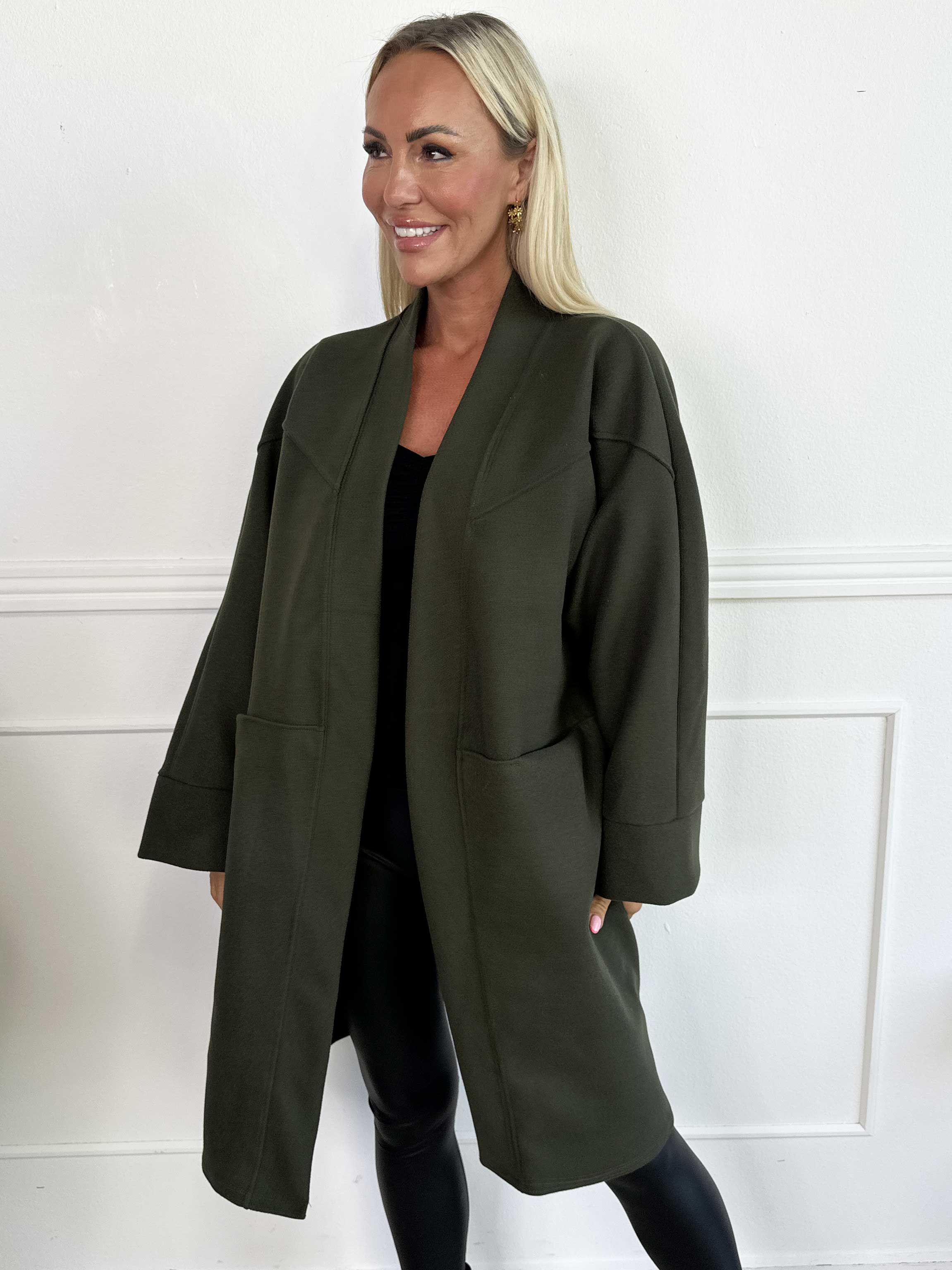 Annah Midi - Oversized kappa med tydliga sömmar och fickor.