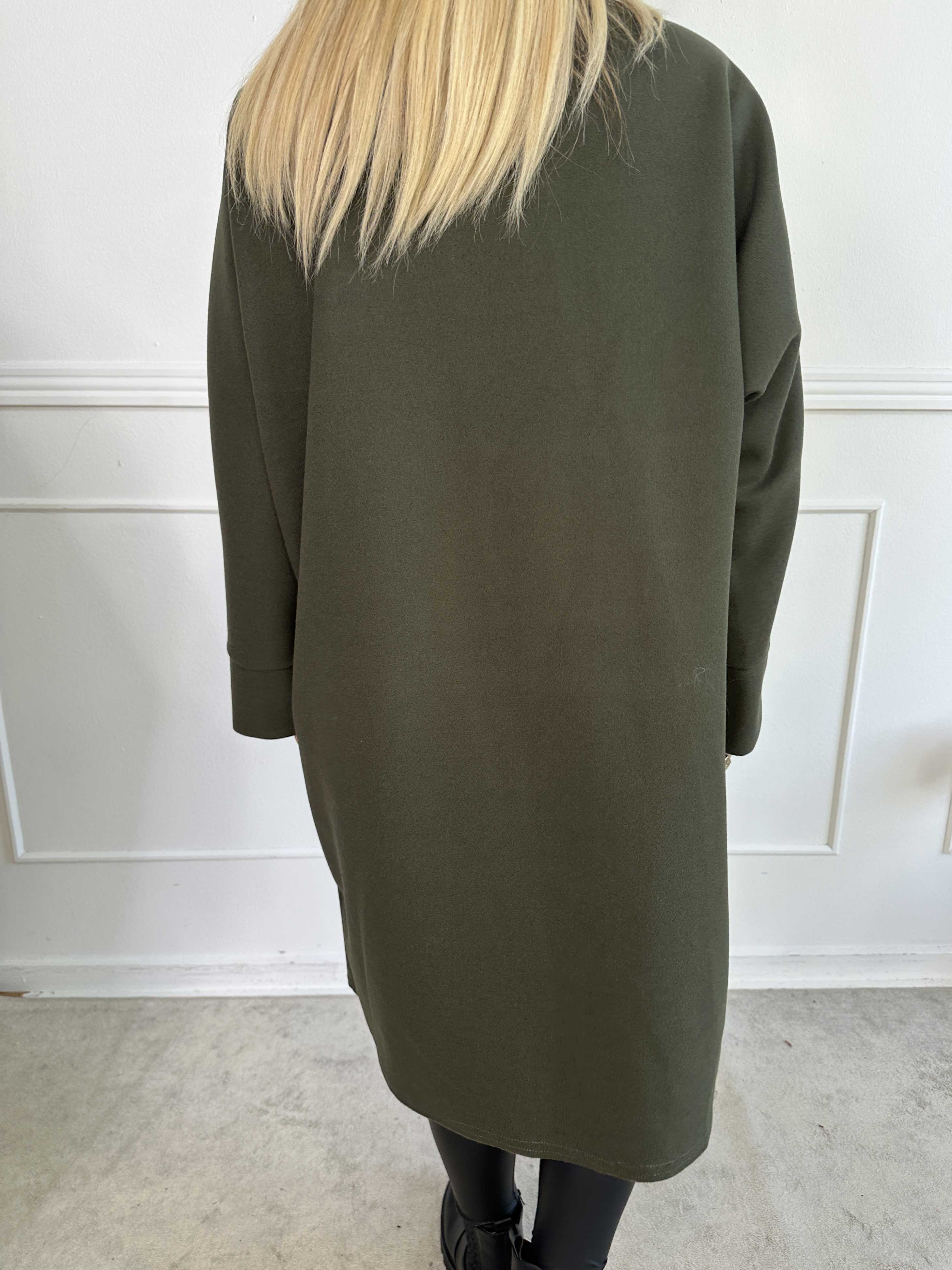 Annah Midi - Oversized kappa med tydliga sömmar och fickor.