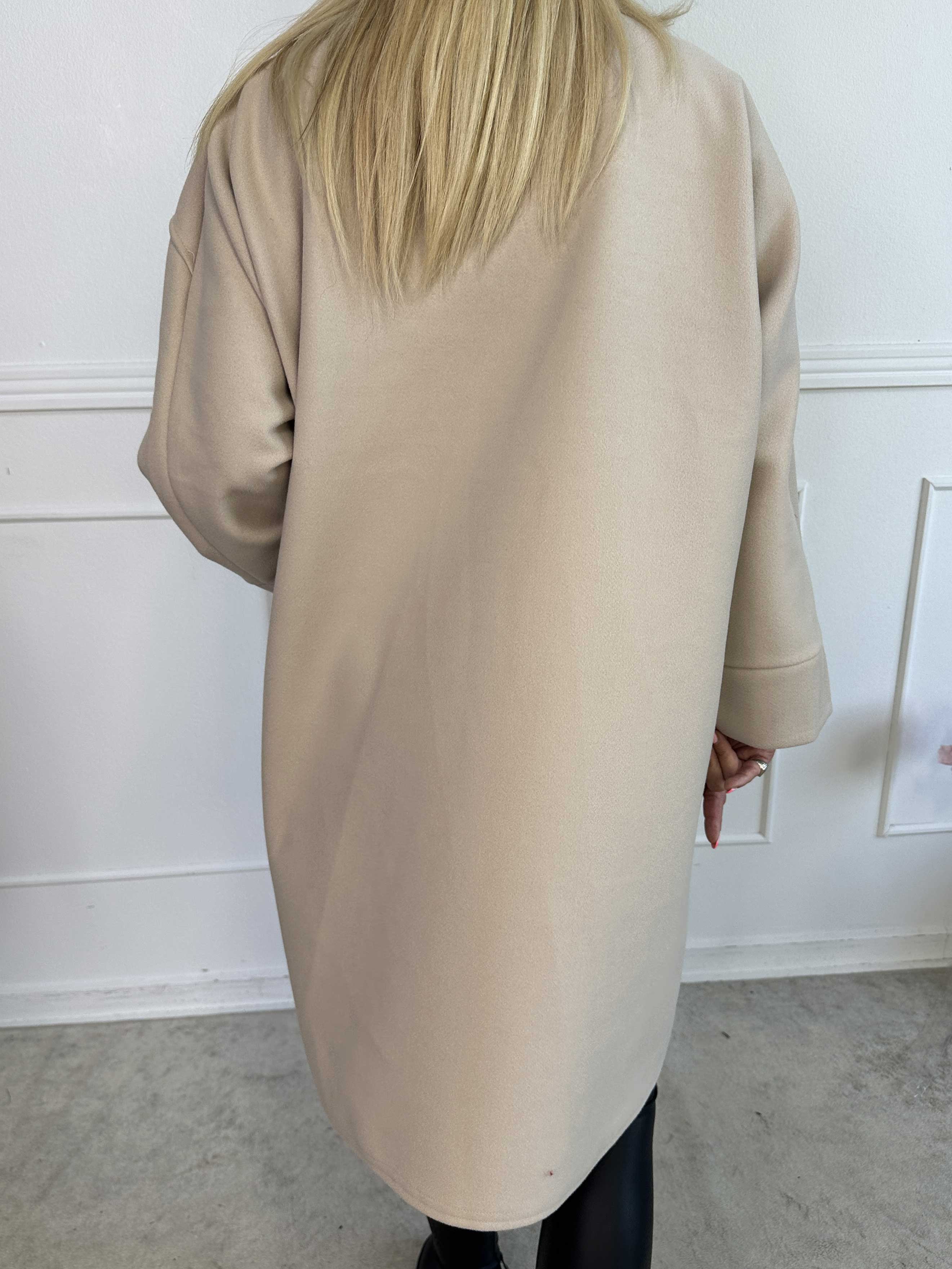 Annah Midi - Oversized kappa med tydliga sömmar och fickor.
