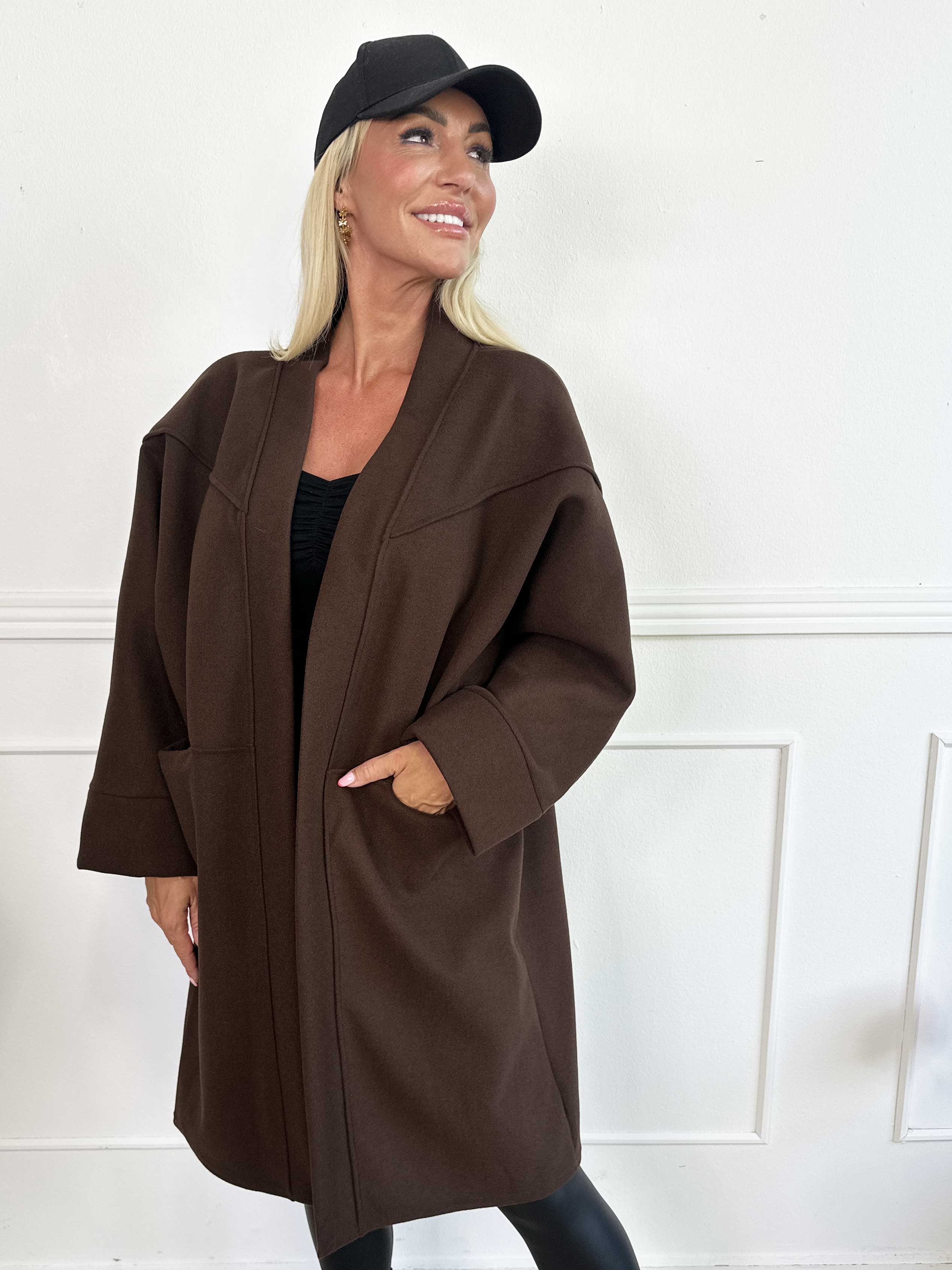 Annah Midi - Oversized kappa med tydliga sömmar och fickor.