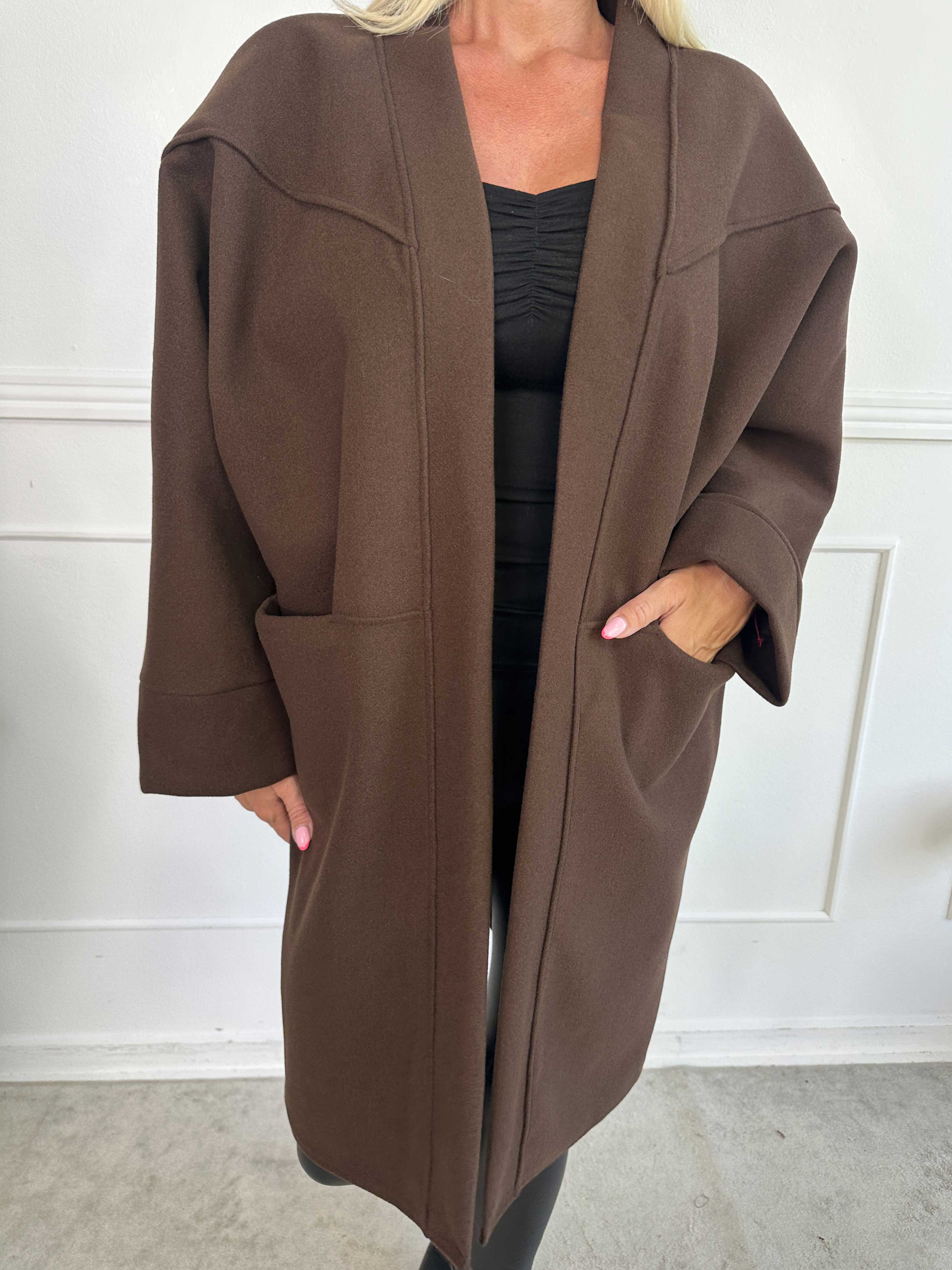 Annah Midi - Oversized kappa med tydliga sömmar och fickor.