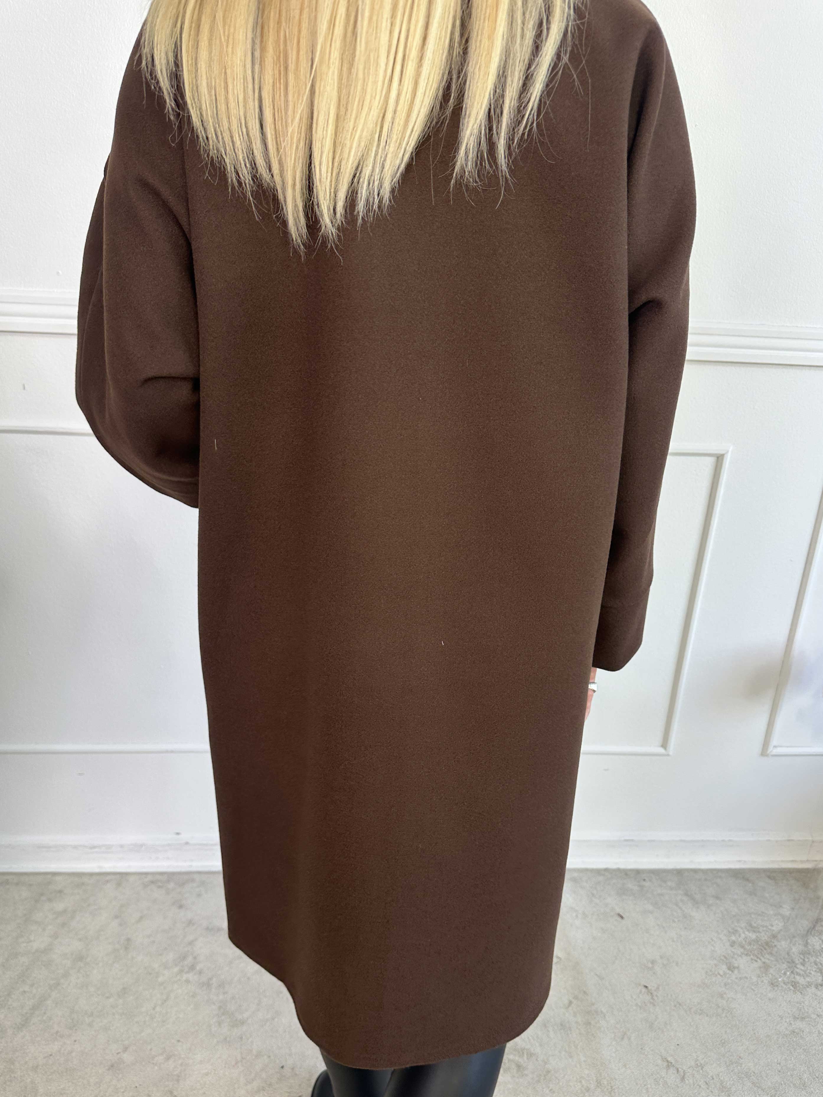 Annah Midi - Oversized kappa med tydliga sömmar och fickor.