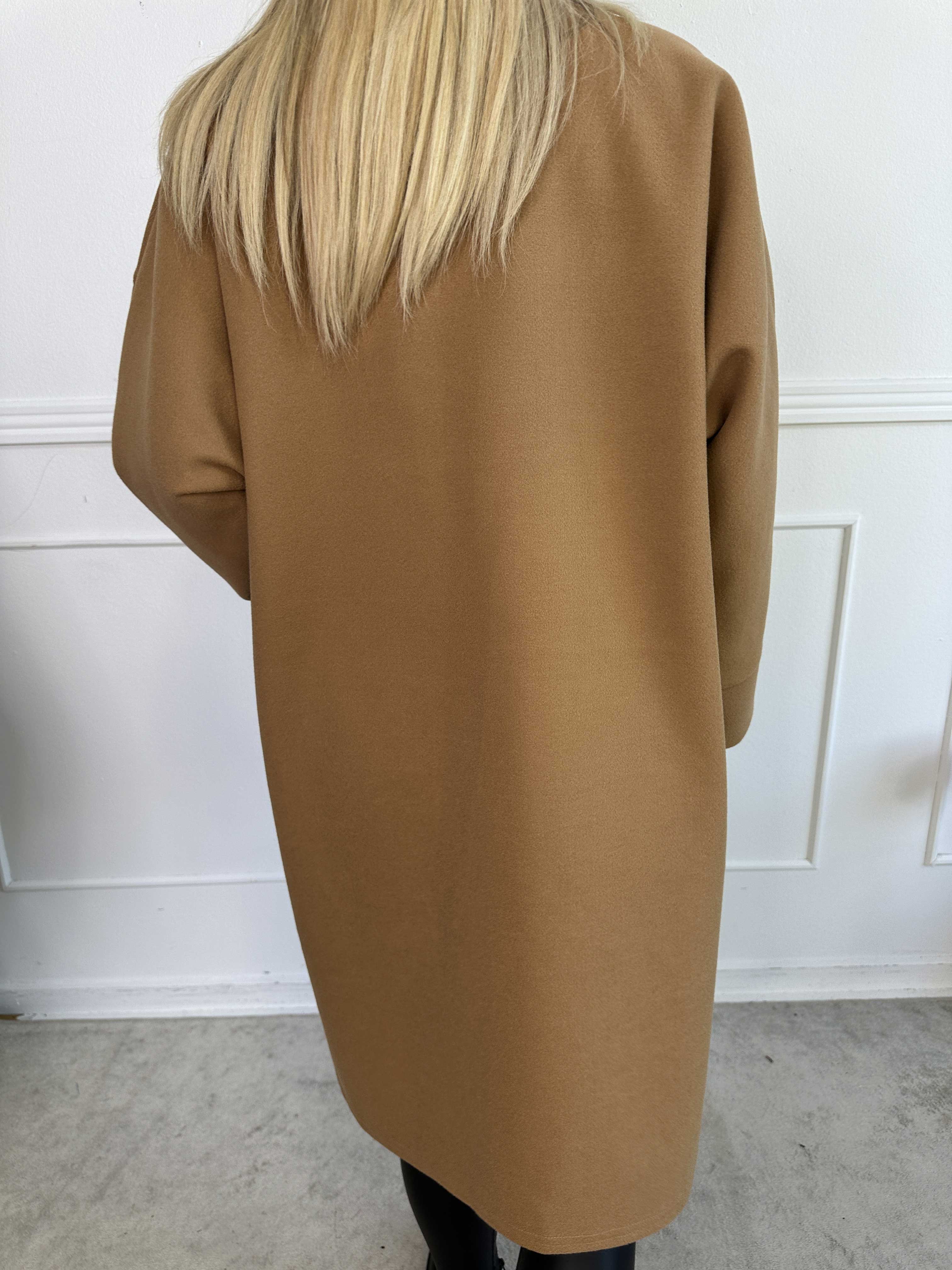 Annah Midi - Oversized kappa med tydliga sömmar och fickor.
