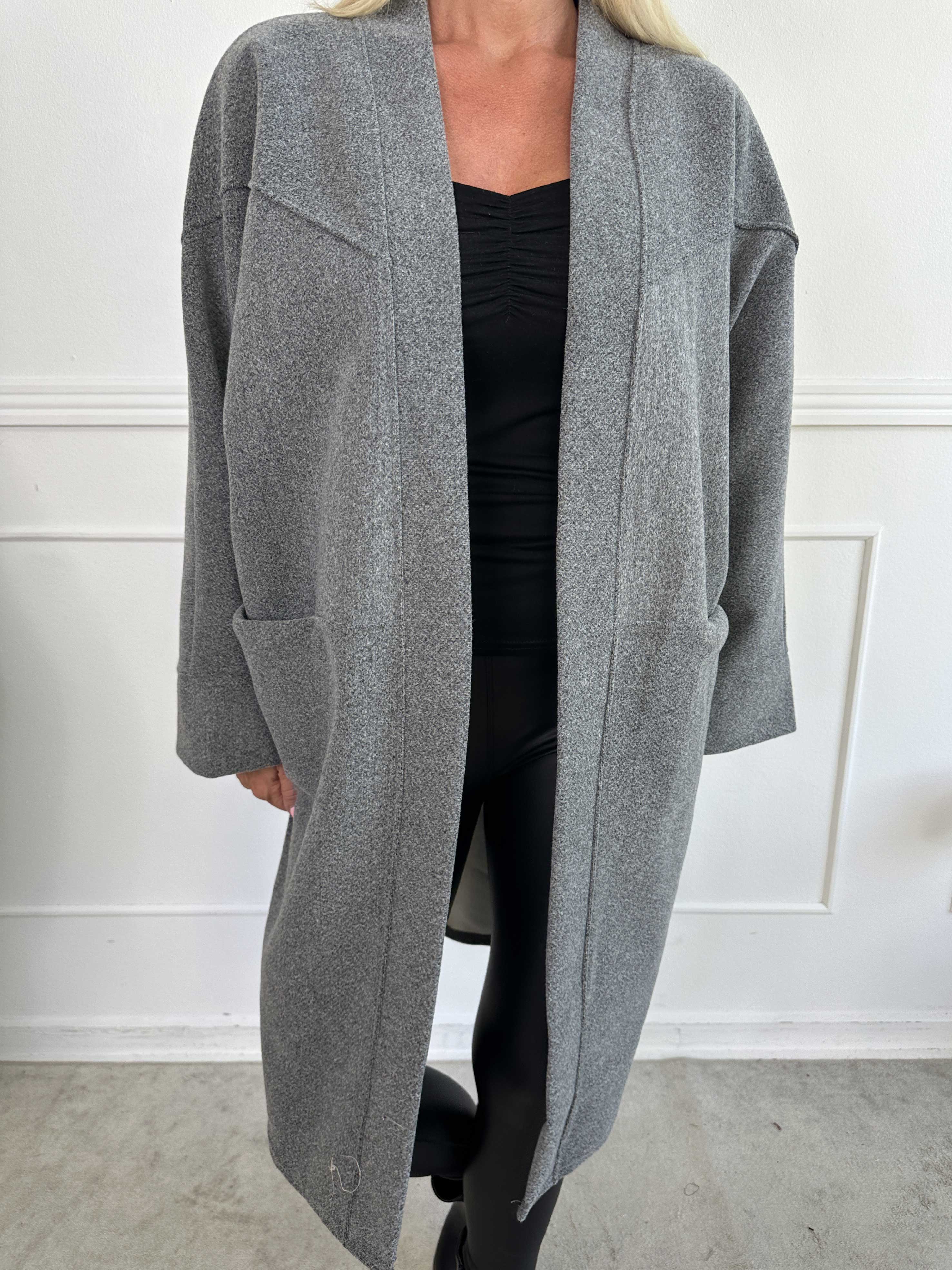 Annah Midi - Oversized kappa med tydliga sömmar och fickor.