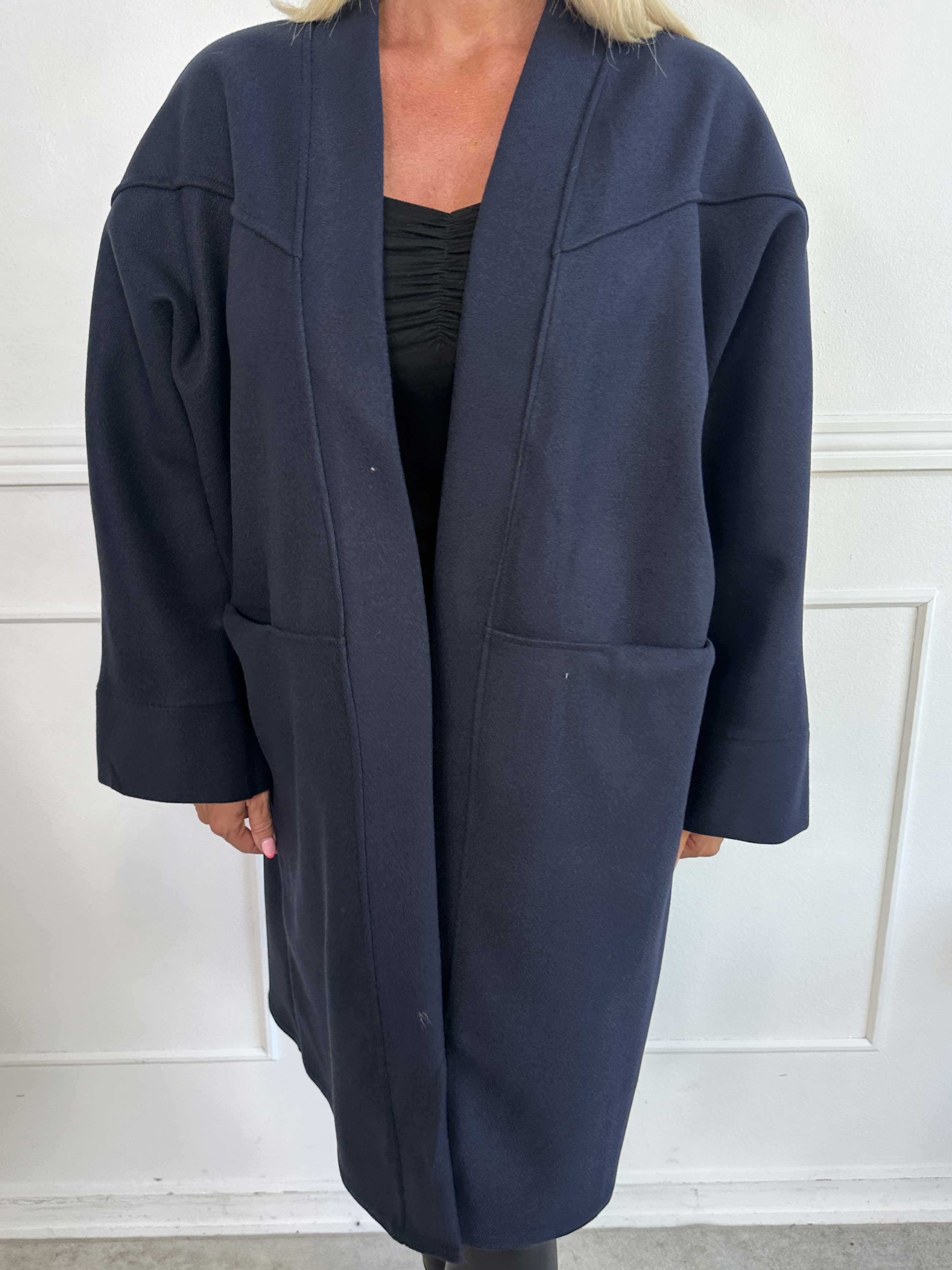 Annah Midi - Oversized kappa med tydliga sömmar och fickor.