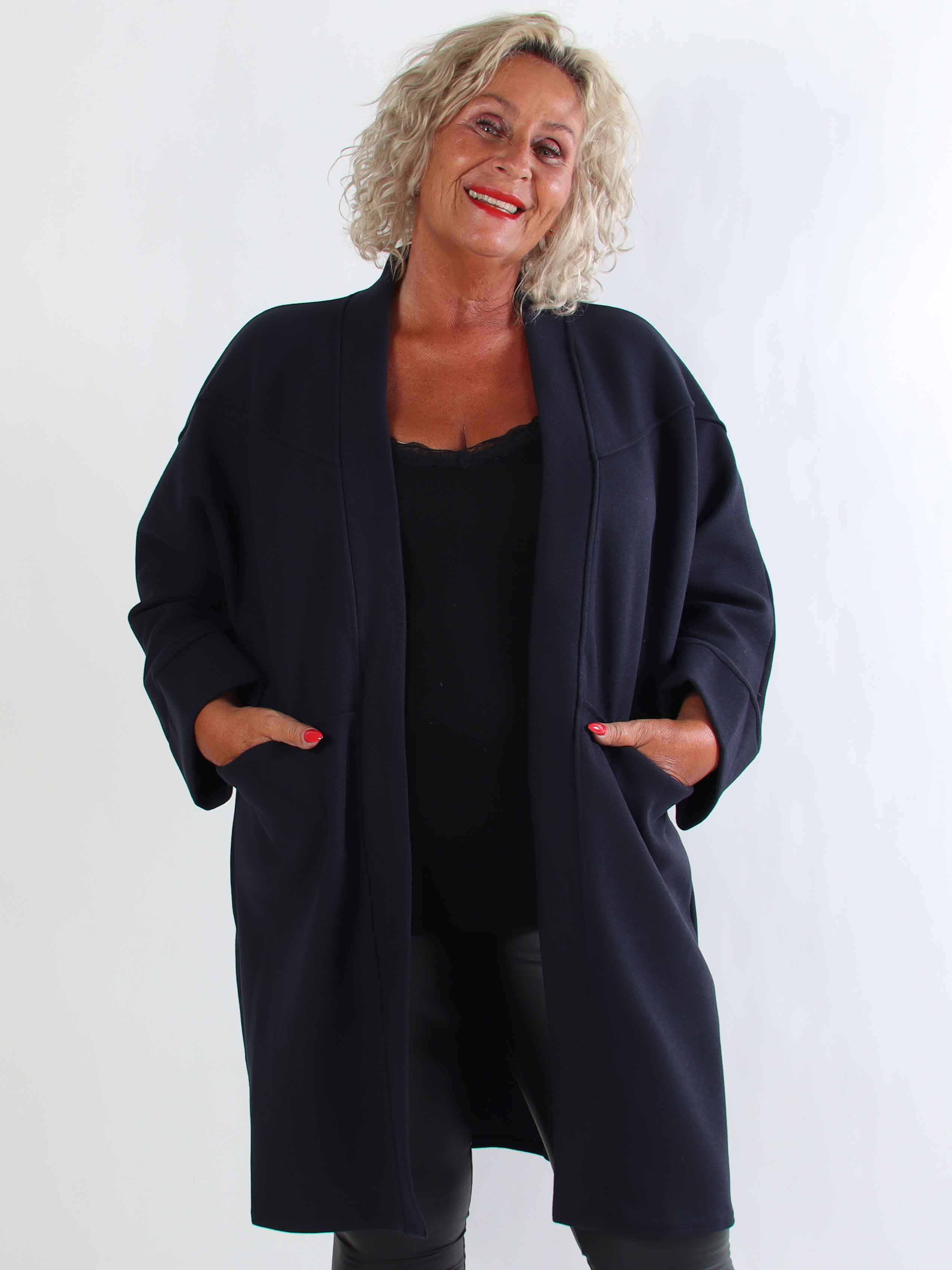 Annah Midi - Plus size kappa med tydliga sömmar och fickor