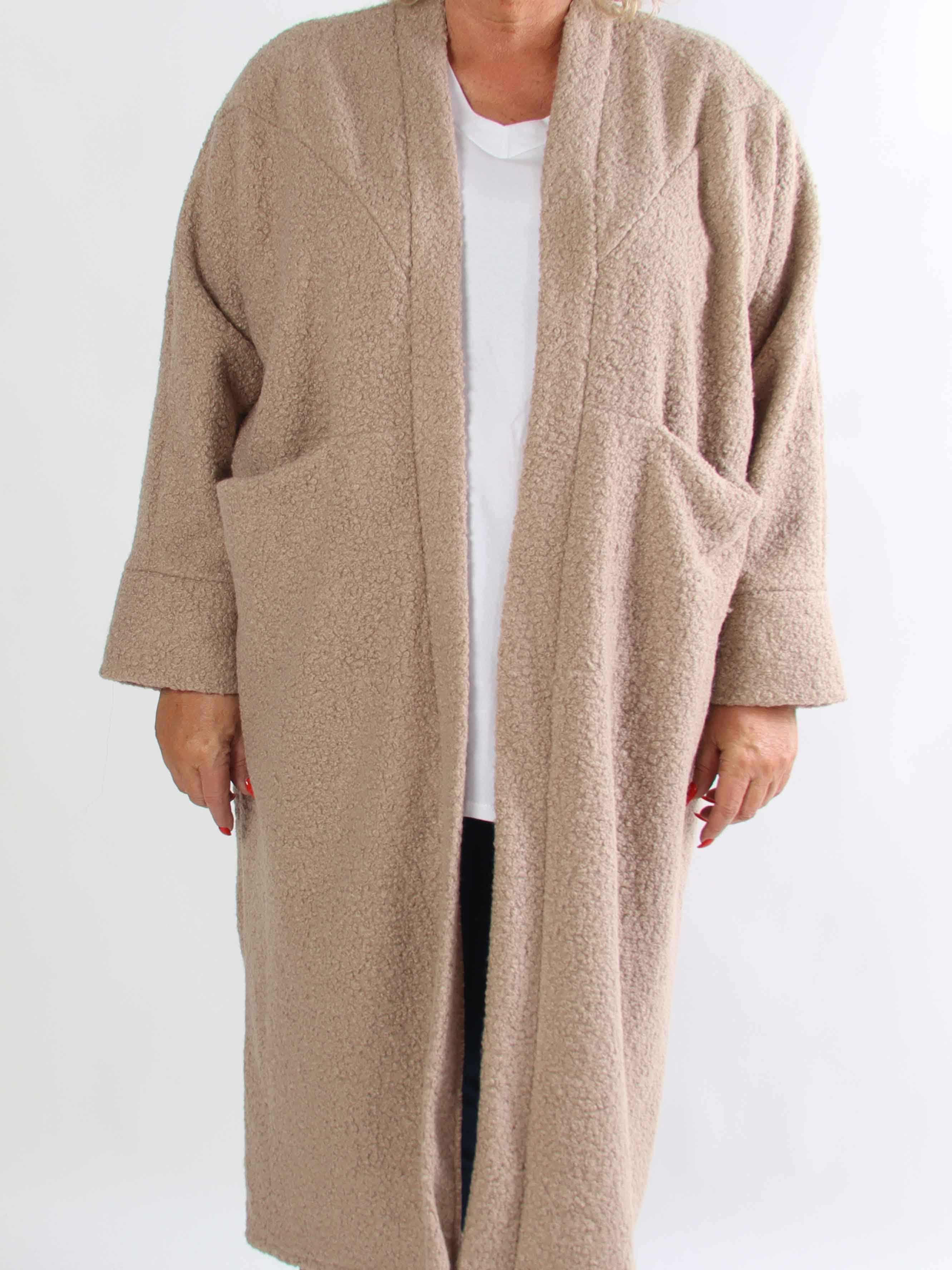 Annah Teddy - Plus size kappa i mjukt teddytyg med synliga sömmar och stora fickor