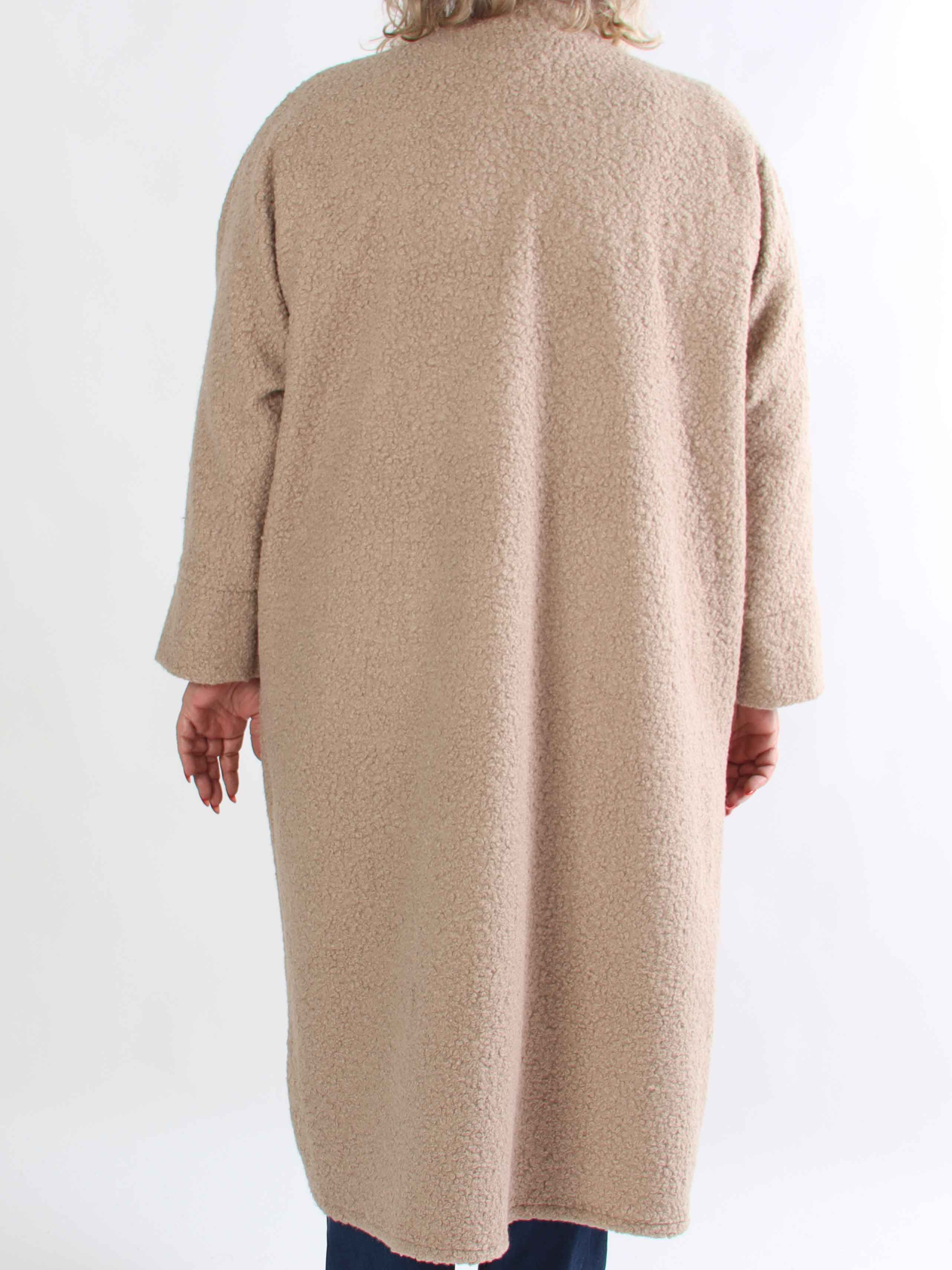 Annah Teddy - Plus size kappa i mjukt teddytyg med synliga sömmar och stora fickor