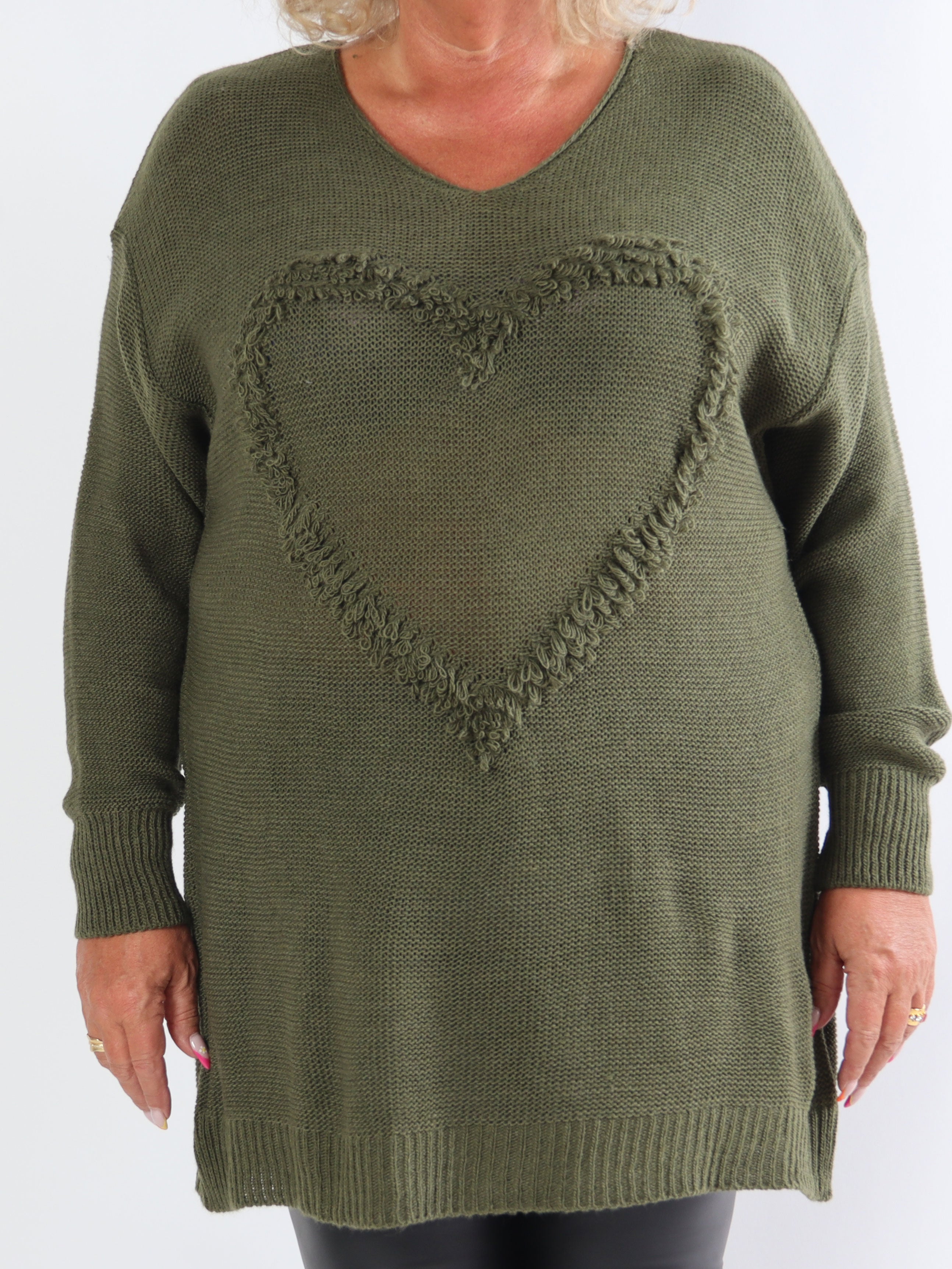Annalise - Stickad klänning i plus size med hjärtfront