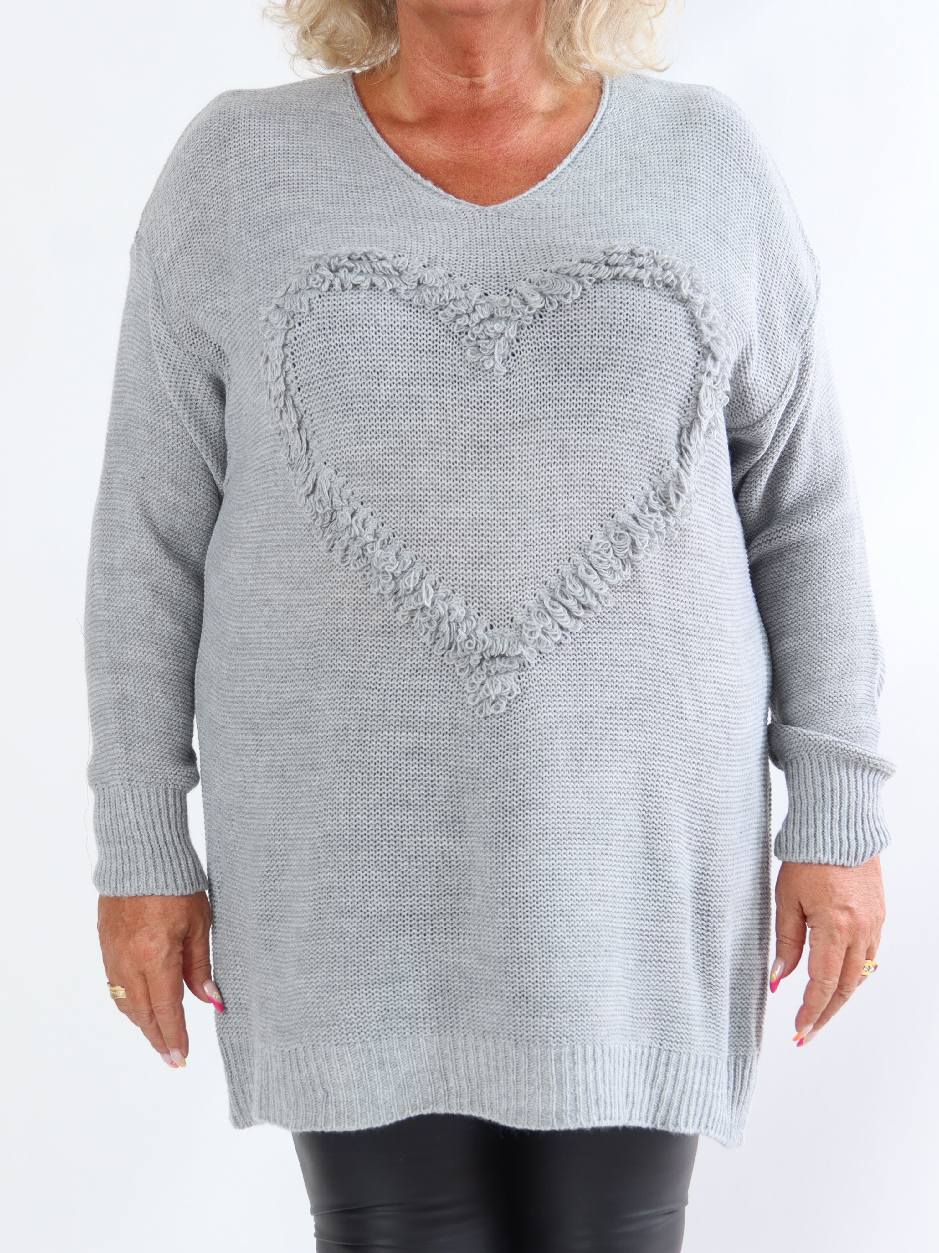 Annalise - Stickad klänning i plus size med hjärtfront