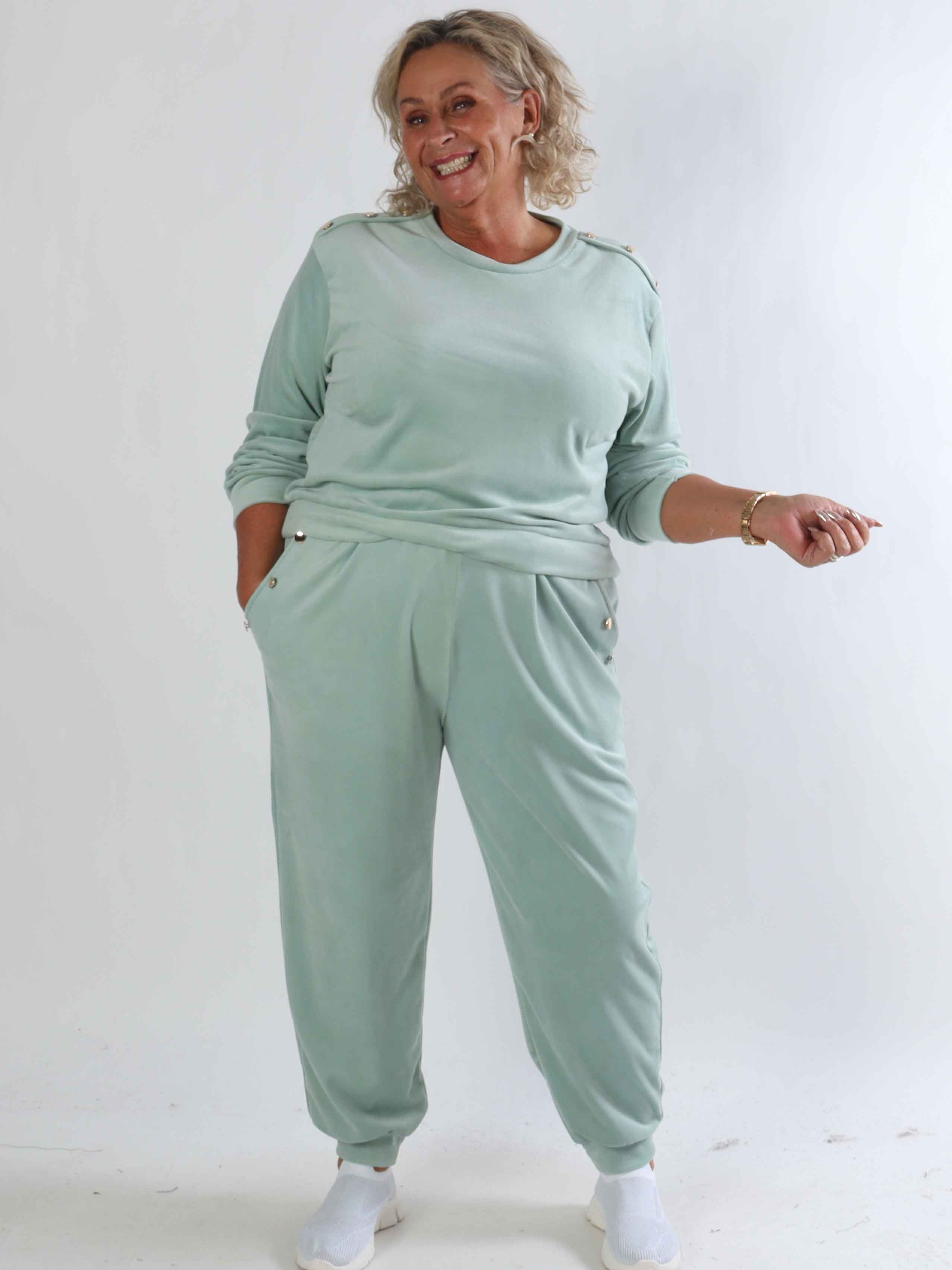 Arina - Plus size mjukisset i velour med guldknappar