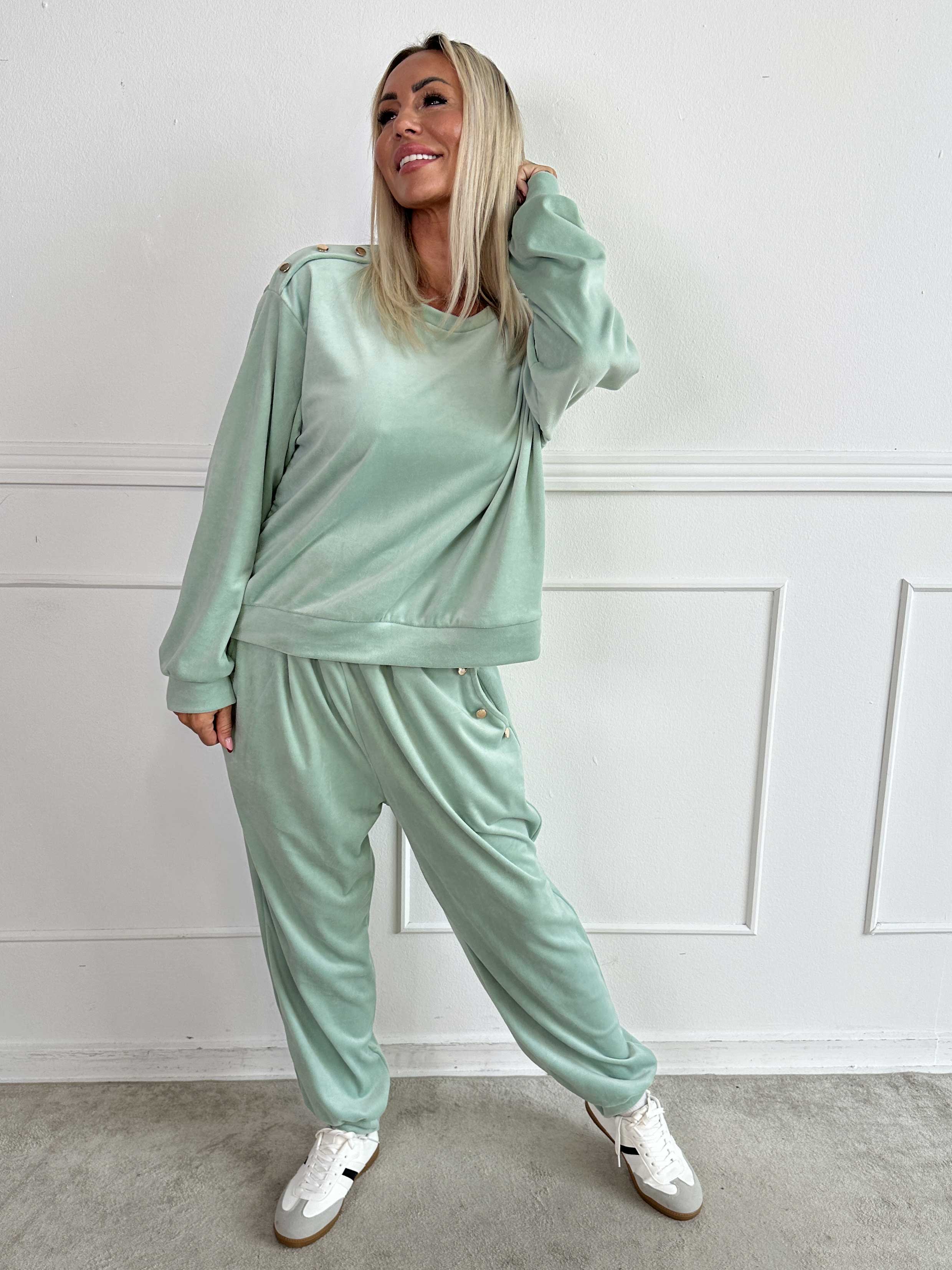 Arina - Mjukisset i velour med guldknappar