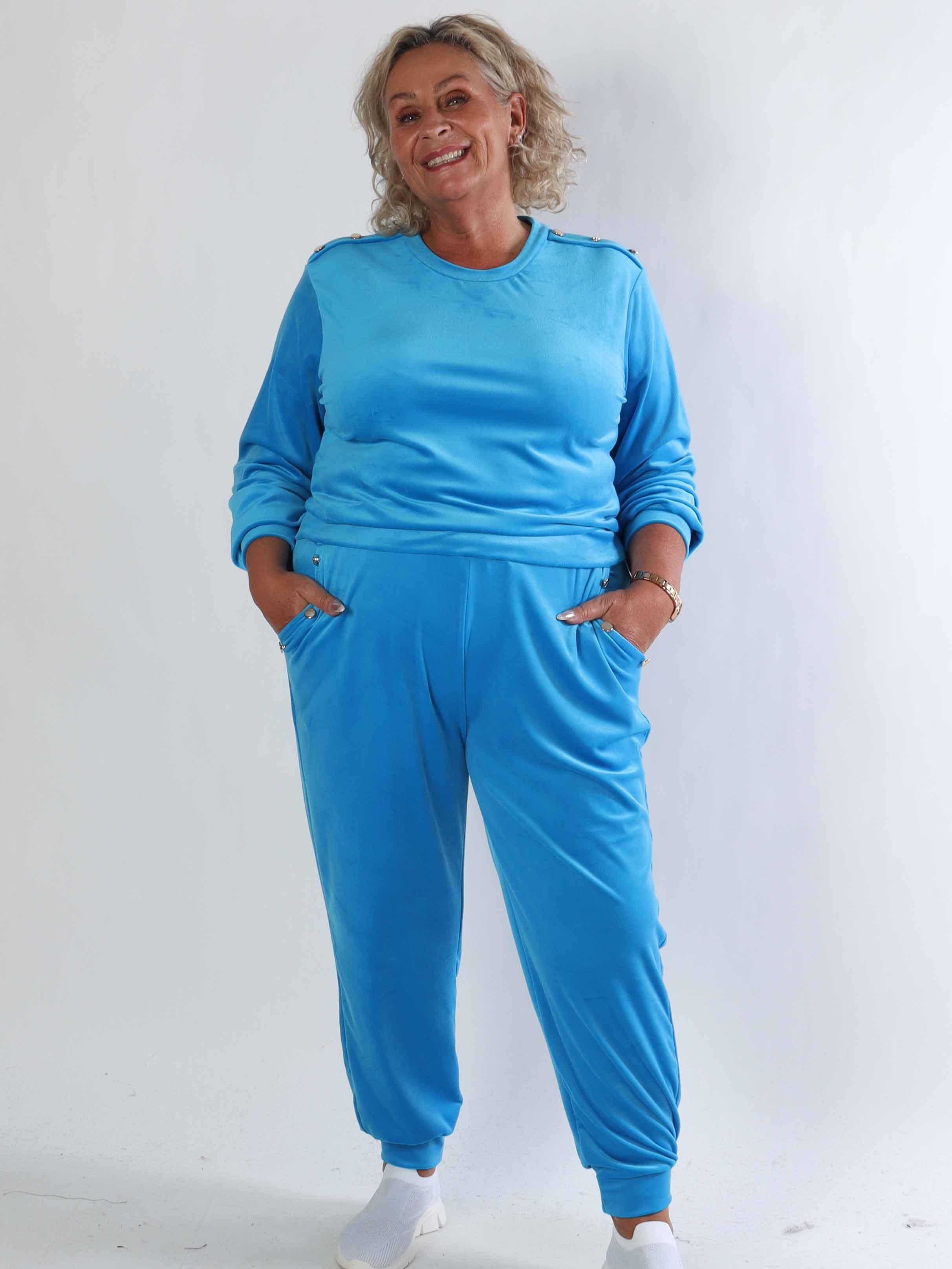 Arina - Plus size mjukisset i velour med guldknappar