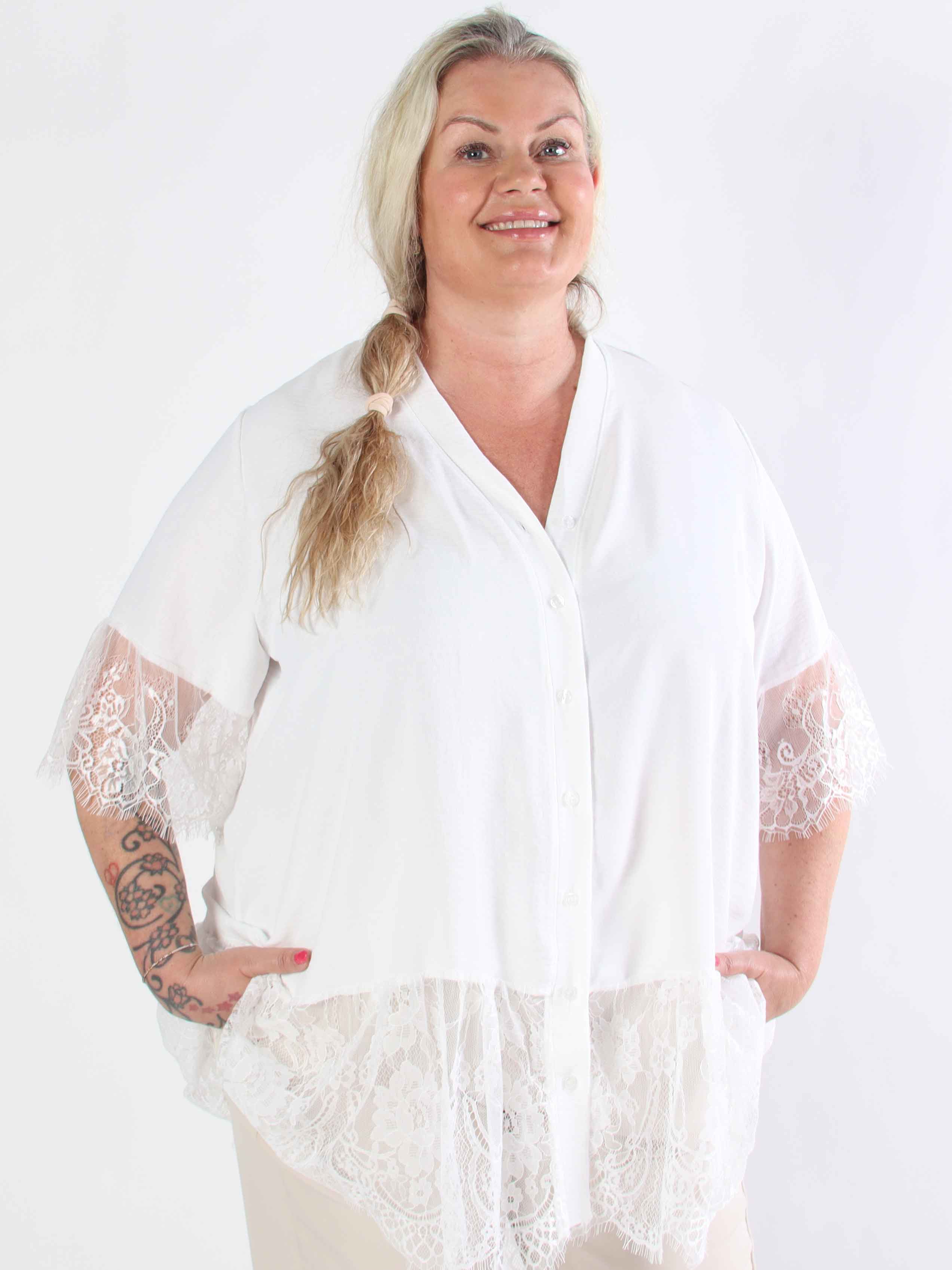 Asta - Plus size-tunika i viskos med knappar och volanger