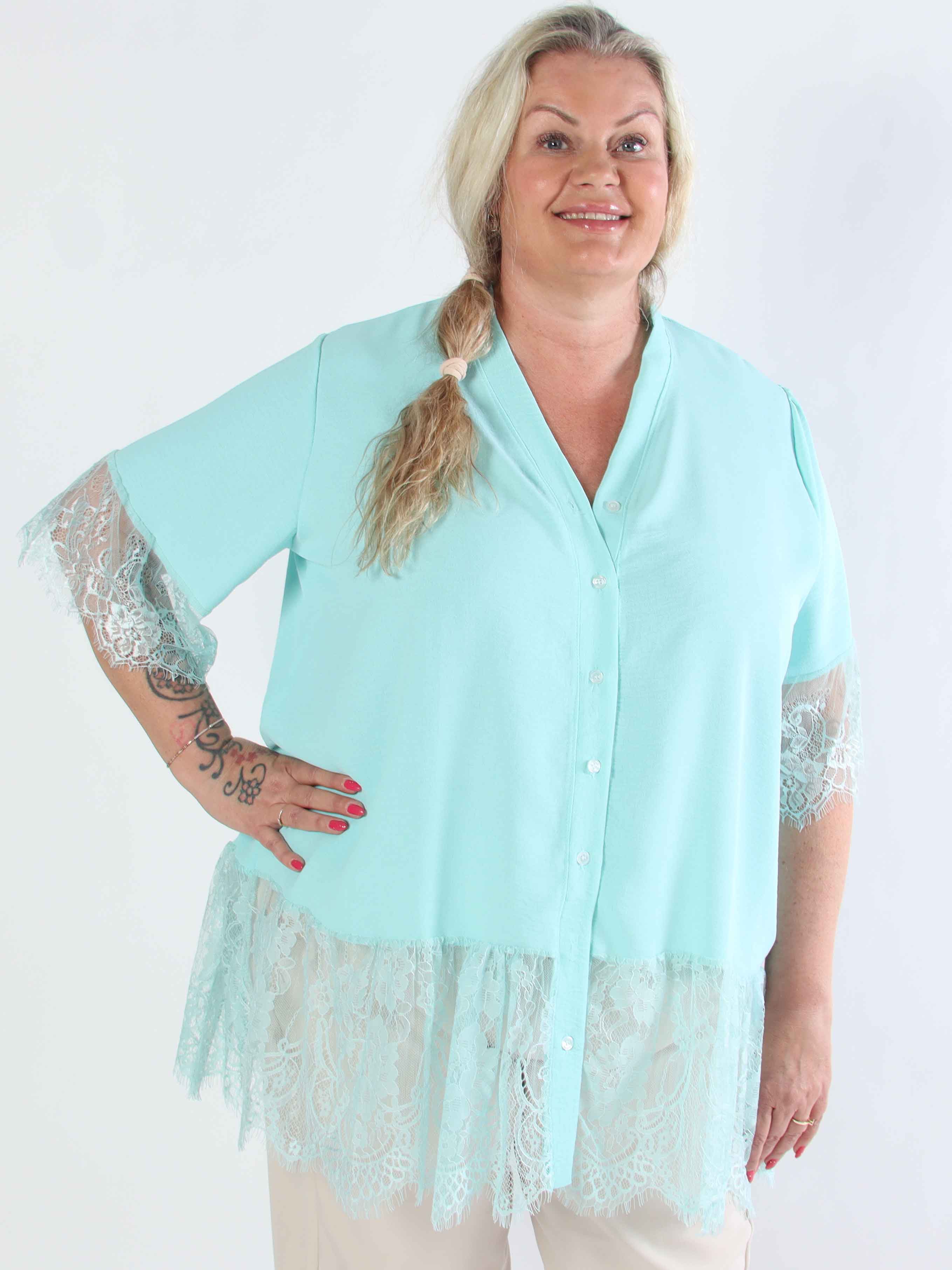 Asta - Plus size-tunika i viskos med knappar och volanger