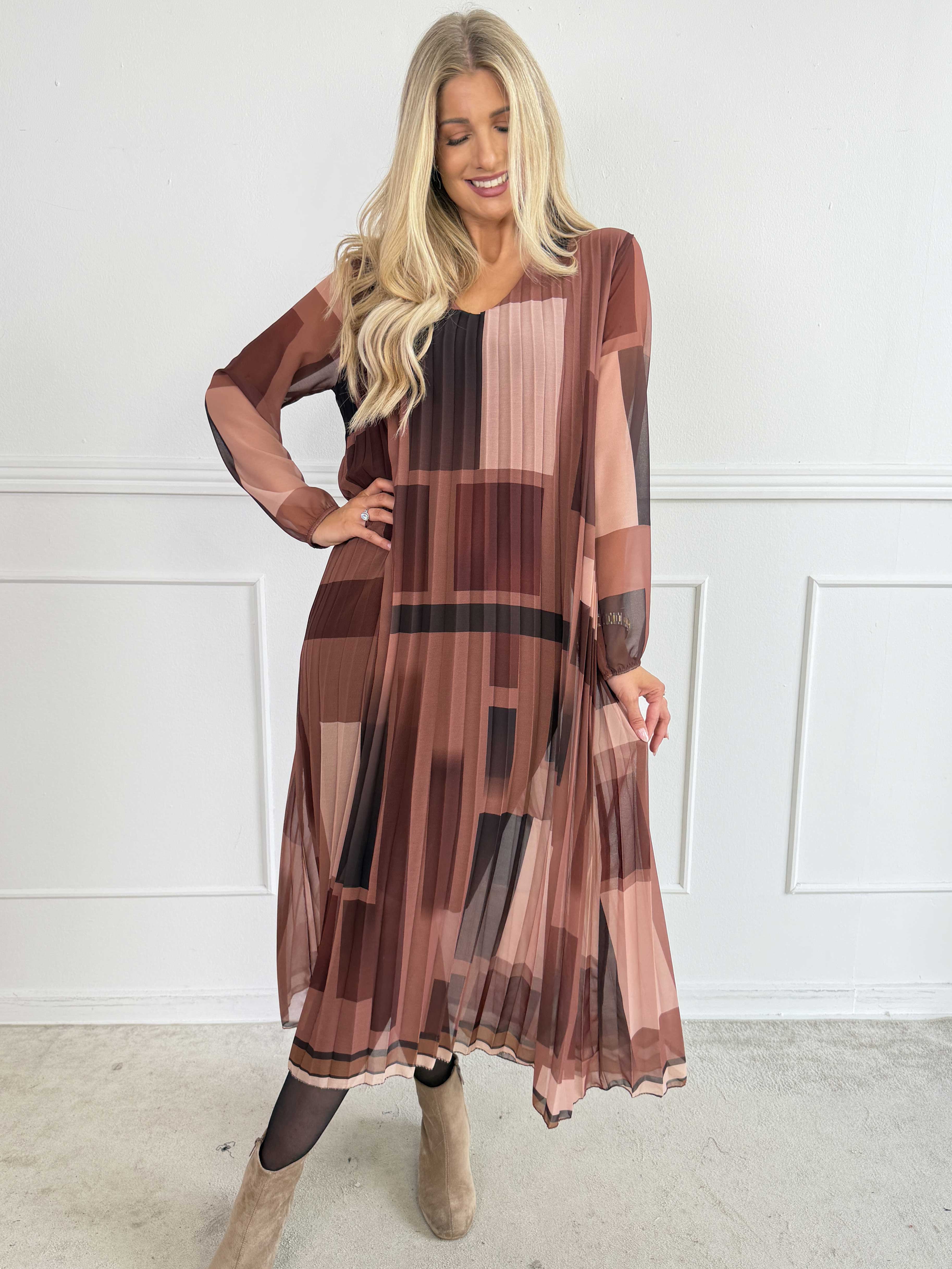 Astrid Graphic - Elegant lang plisseret chiffonkjole med smukt grafisk design