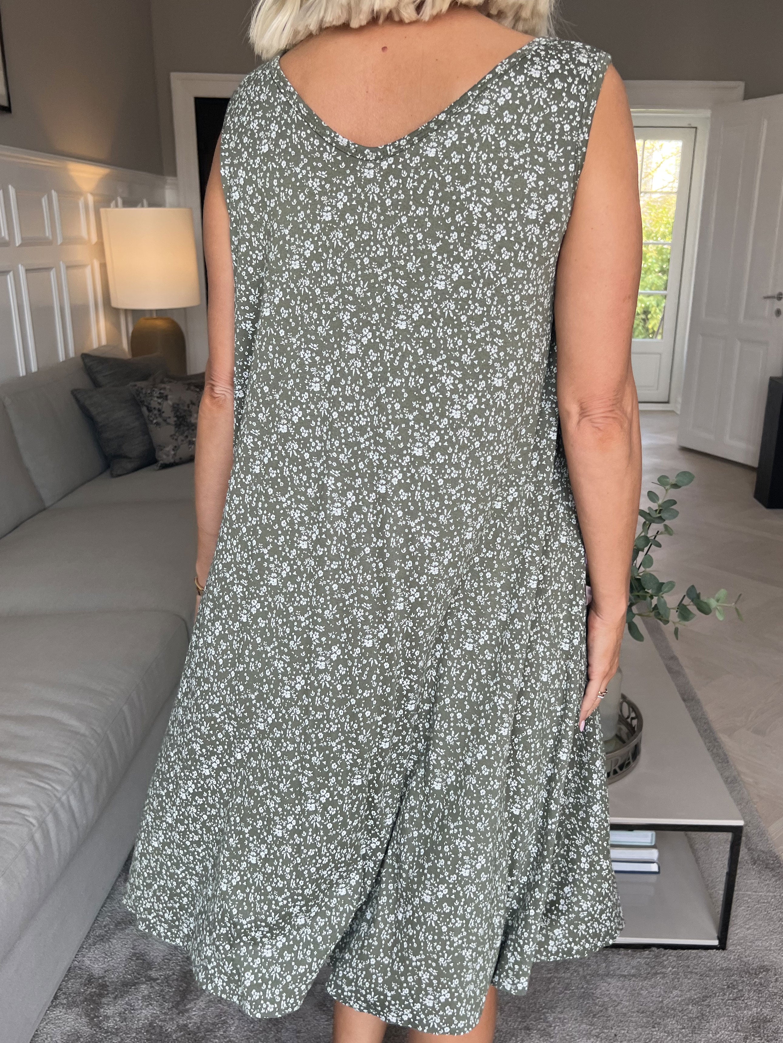 Astrid - Söt sommarklänning i viskos med ett litet blommigt mönster