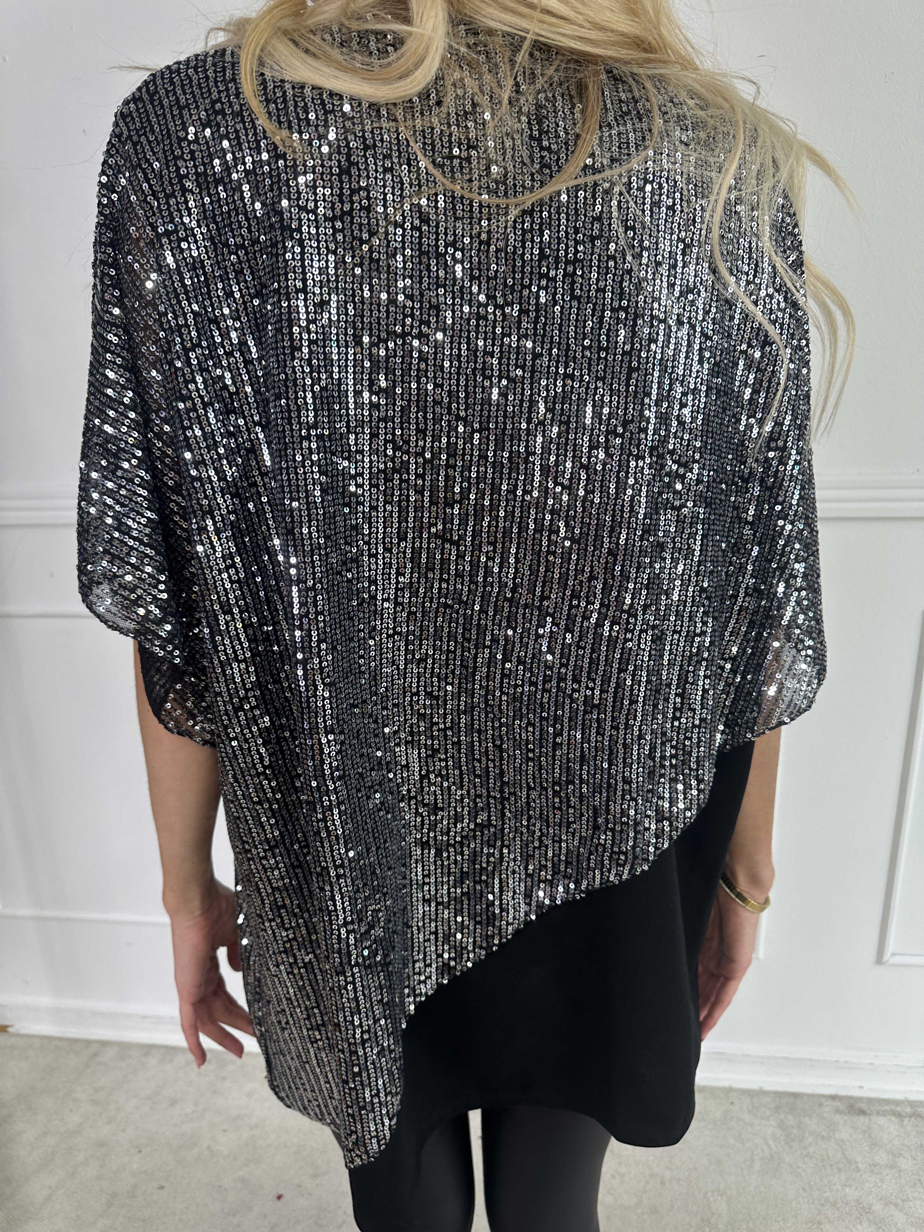Aude - Oversized tunika med asymmetriskt paljettlager