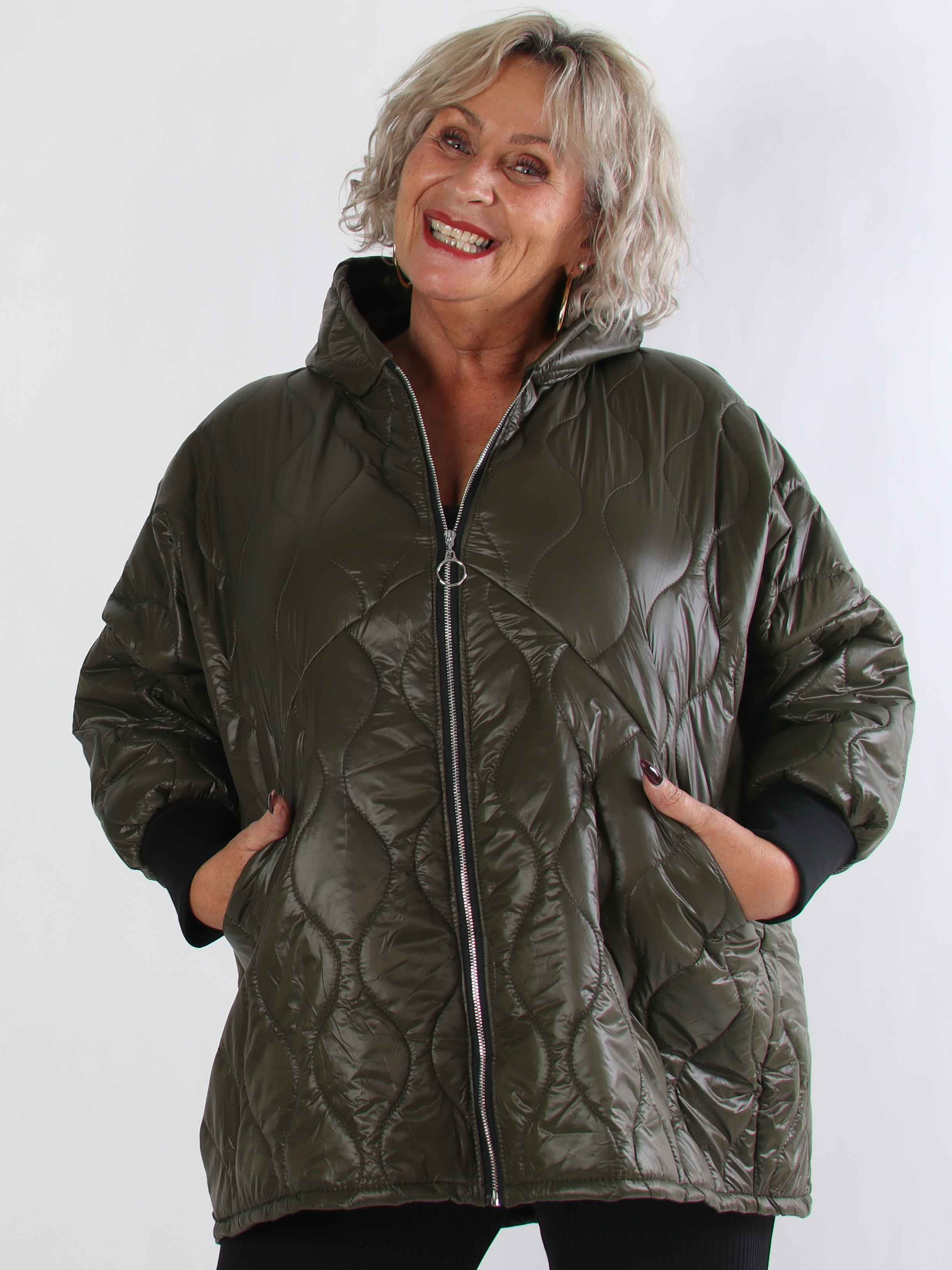 Augusta - Quiltad plus size jacka med huva och dragkedja